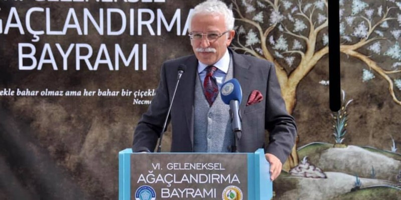 Üniversitemiz VI. Geleneksel Ağaçlandırma Bayramı etkinliğinde Fakültemiz Dental Araştırmalar Topluluğu ve FORA öğrenci topluluğu ile birlikte Dekanımız Prof. Dr. Ali Rıza Tunçdemir de fidanları toprakla buluşturdular.