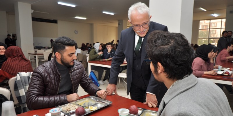 Rektörümüz Prof. Dr. Cem Zorlu Öğrencilerimizle Öğle Yemeğinde Bir Araya Geldi