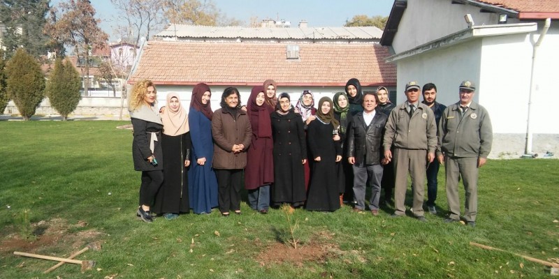 Öğrencilerimiz Fakülte Bahçesine Ağaç Dikti