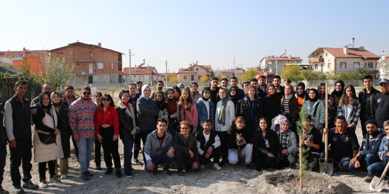 Grafik Tasarımı Bölümü Öğrencileri Milli Ağaçlandırma Gününde Kendi Fidanlarını Diktiler