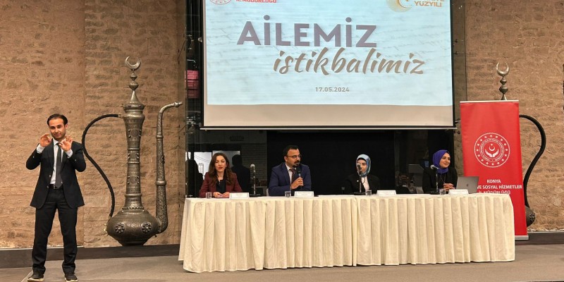 Doç. Dr. Hasan H. Tekin'in moderatörlüğünde yapılan "Ailemiz İstikbalimiz" temalı panel