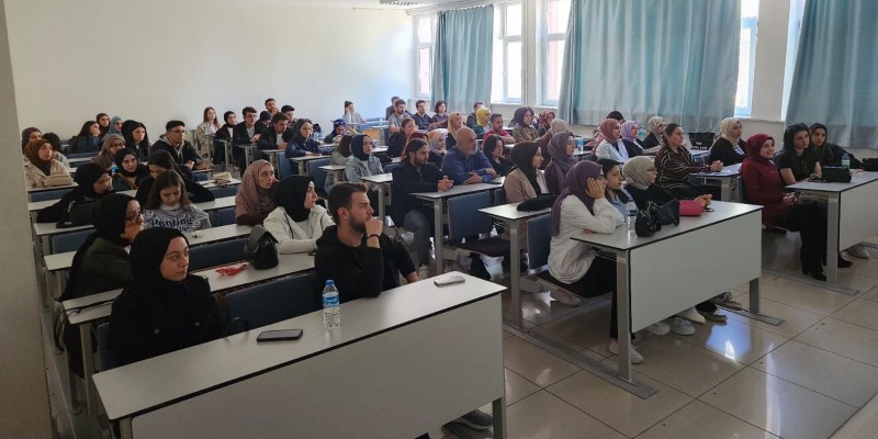 Dr. Öğr. Üyesi Lütfiye Tekpınar’ın moderatörlüğünde düzenlenen "Mezun İş Deneyimi: Sağlık Yönetiminden Mühendislik Sektörüne" semineri