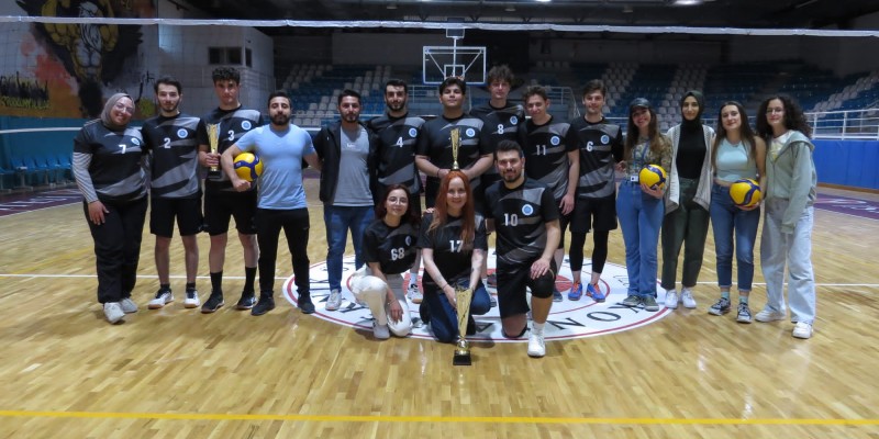 Başkanlığımızca Üniversitemiz Öğrencilerine Yönelik Olarak Voleybol Turnuvası Düzenlendi.