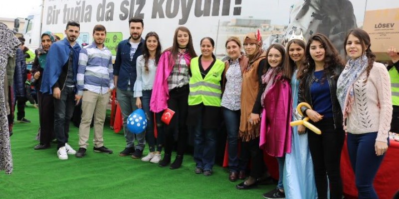 Genç Gönüllüler Topluluğu'ndan LÖSEV tırına ziyaret