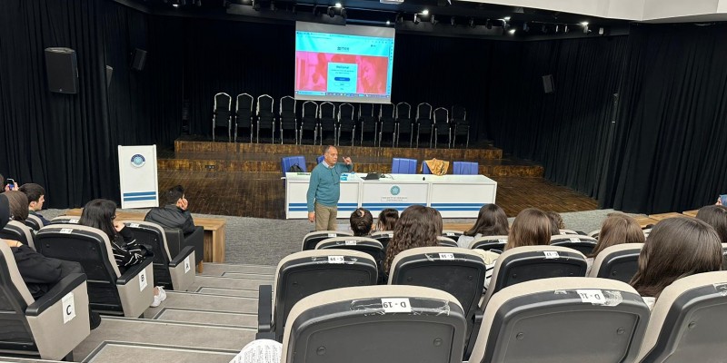 Yüksekokulumuz'da Macmillan Education yayınevinden Semih İRFANER seminer verdi.