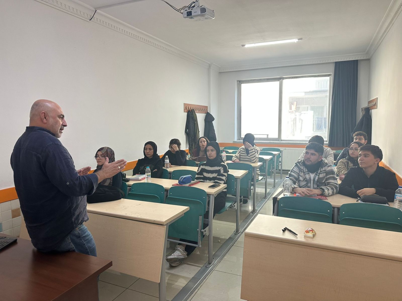 YADAM Müdürü Prof. Dr. Murat Çemrek, hazırlık sınıflarına gerçekleştirdiği ziyarette öğrencilerle birebir konuşarak onlarla etkileşim kurdu ve farklı konularda görüş alışverişinde bulundu.