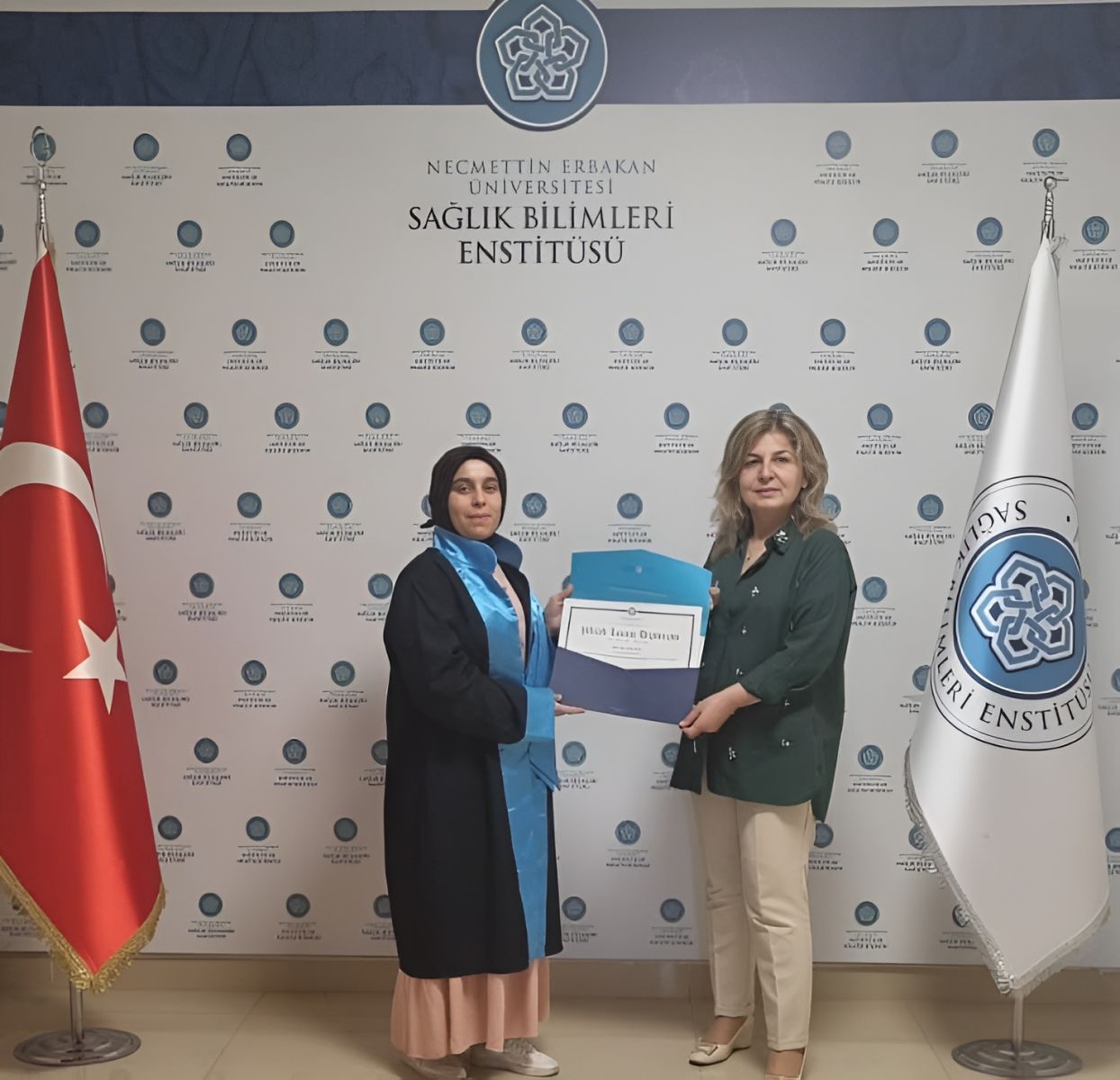 Enstitü Müdürümüzden Mezunumuza Diploma Takdimi