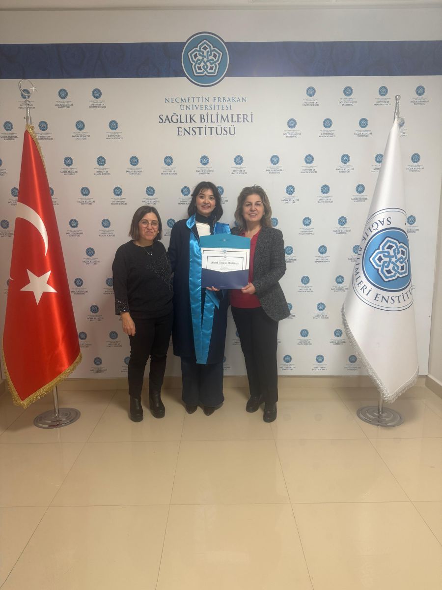 Enstitü Müdürümüzden Mezunumuza Diploma Takdimi