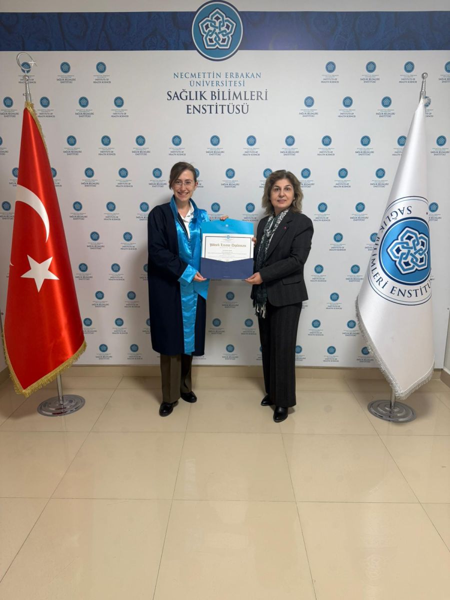 Enstitü Müdürümüzden Mezunumuza Diploma Takdimi