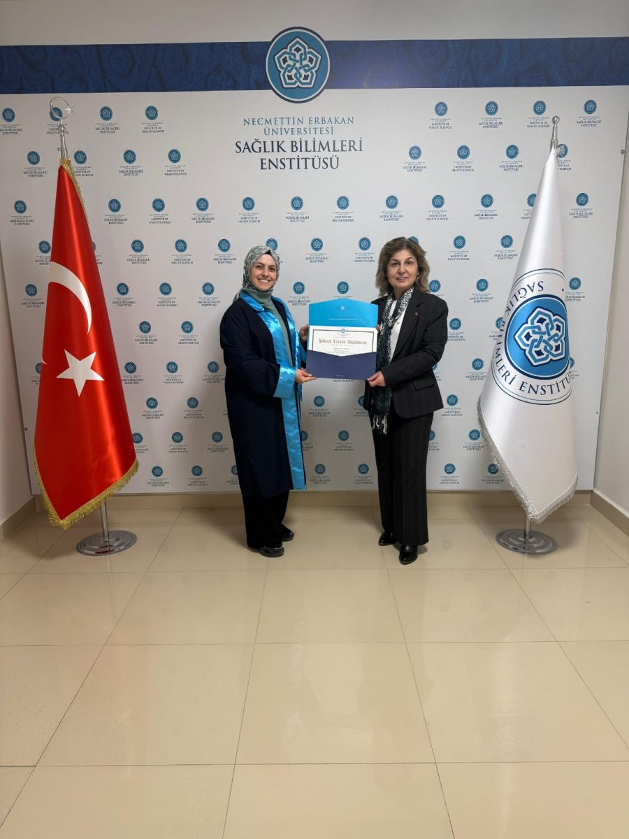 Enstitü Müdürümüzden Mezunumuza Diploma Takdimi