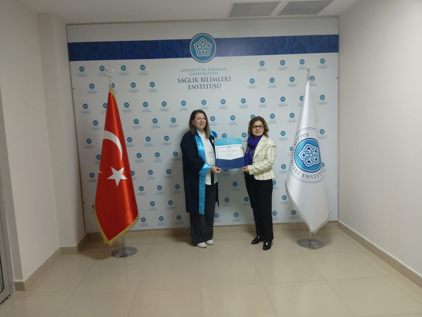 Enstitü Müdürümüzden Mezunumuza Diploma Takdimi