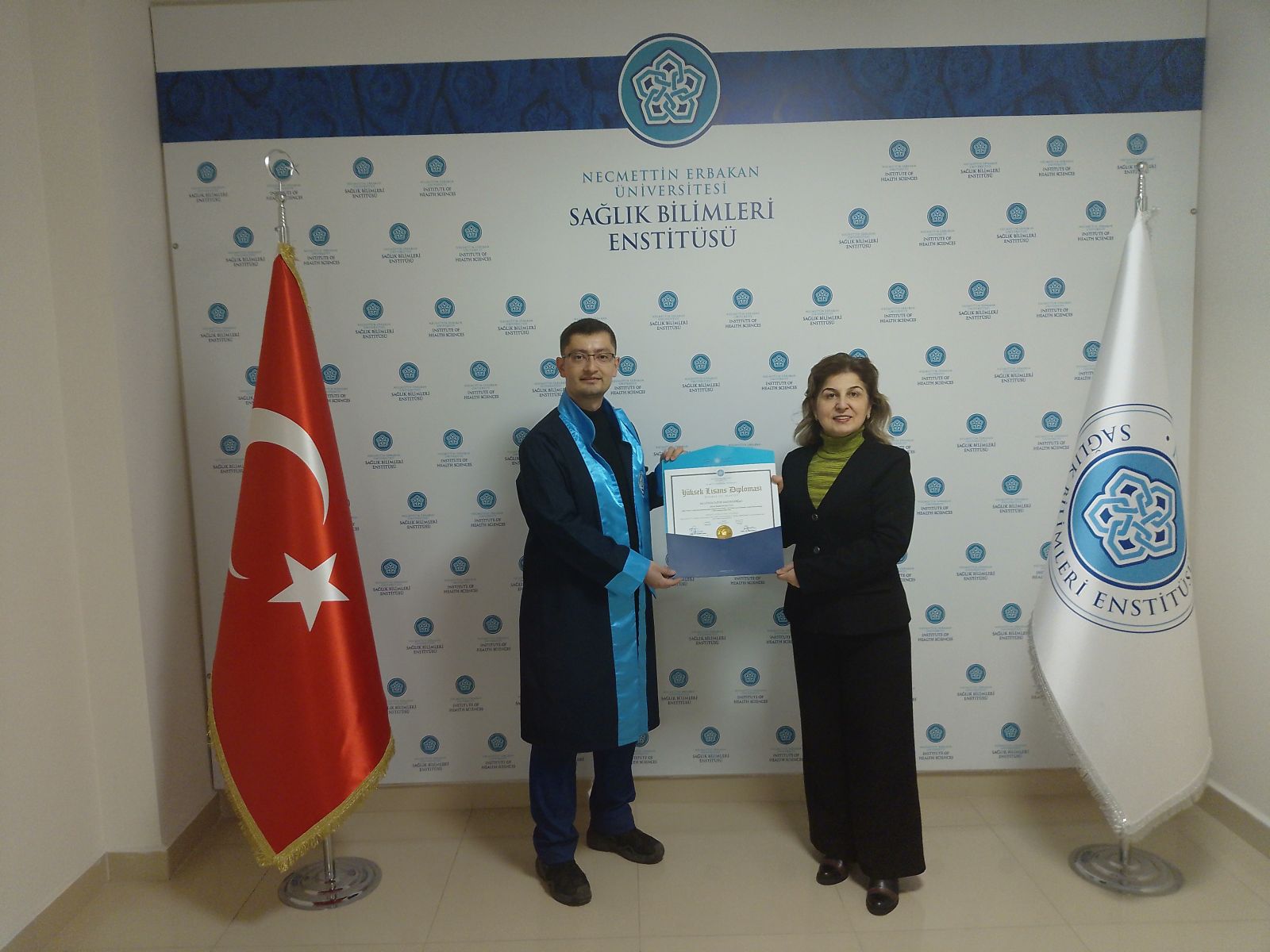 Enstitü  Müdürümüzden Mezunumuza Diploma Takdimi