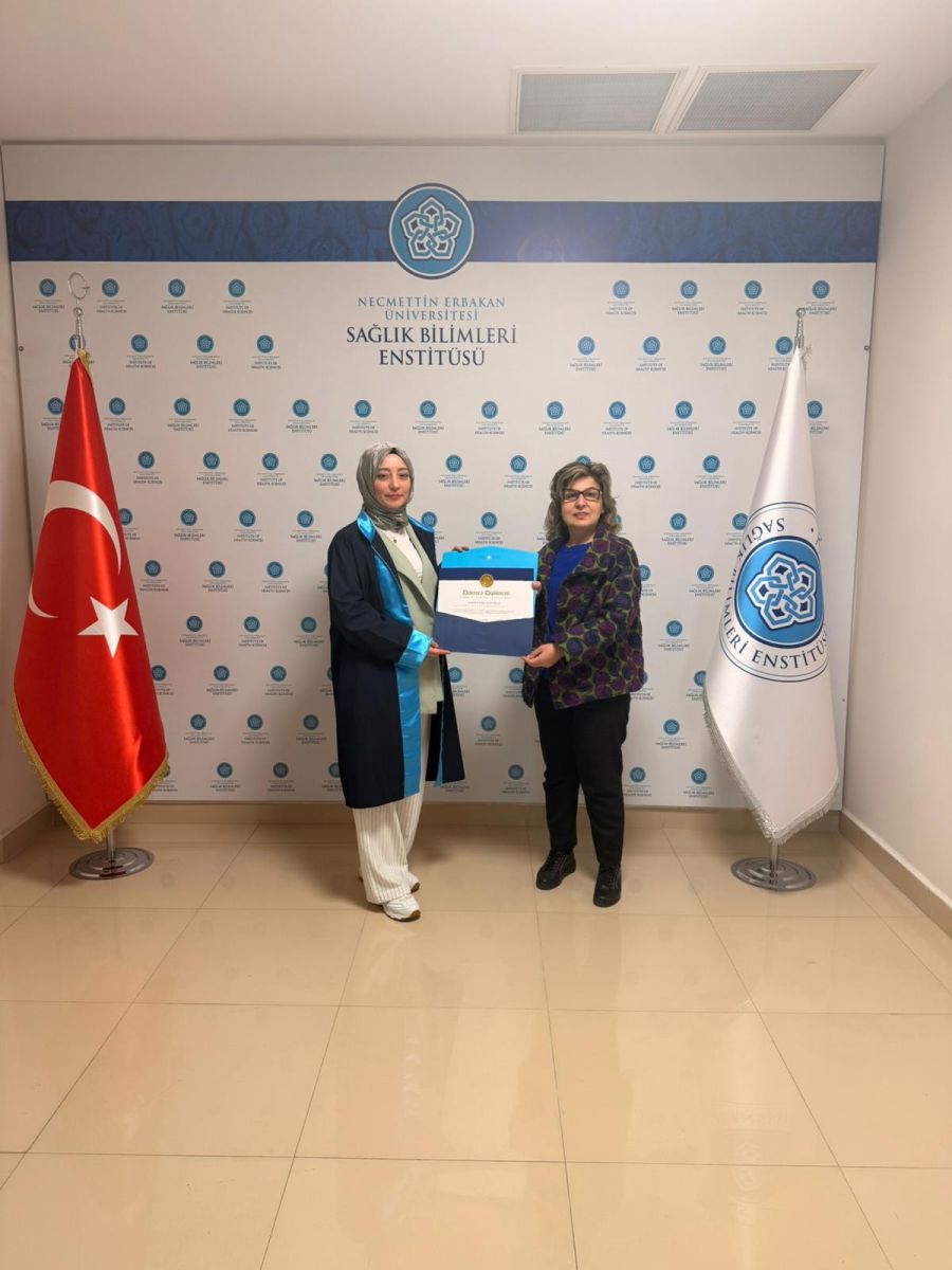Enstitü Müdürümüzden Mezunumuza Diploma Takdimi