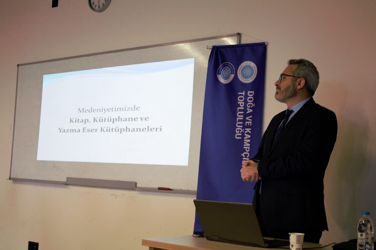 Kütüphaneler Haftası etkinlikleri kapsamında Necmettin Erbakan Üniversitesinde düzenlenen "Kitap, Kütüphane ve Yazma Eser Kütüphaneleri" konulu konferans, Konya Bölge Yazma Eserler Kütüphane Müdürü Hasan Yaşar’ın sunumuyla gerçekleştirildi.