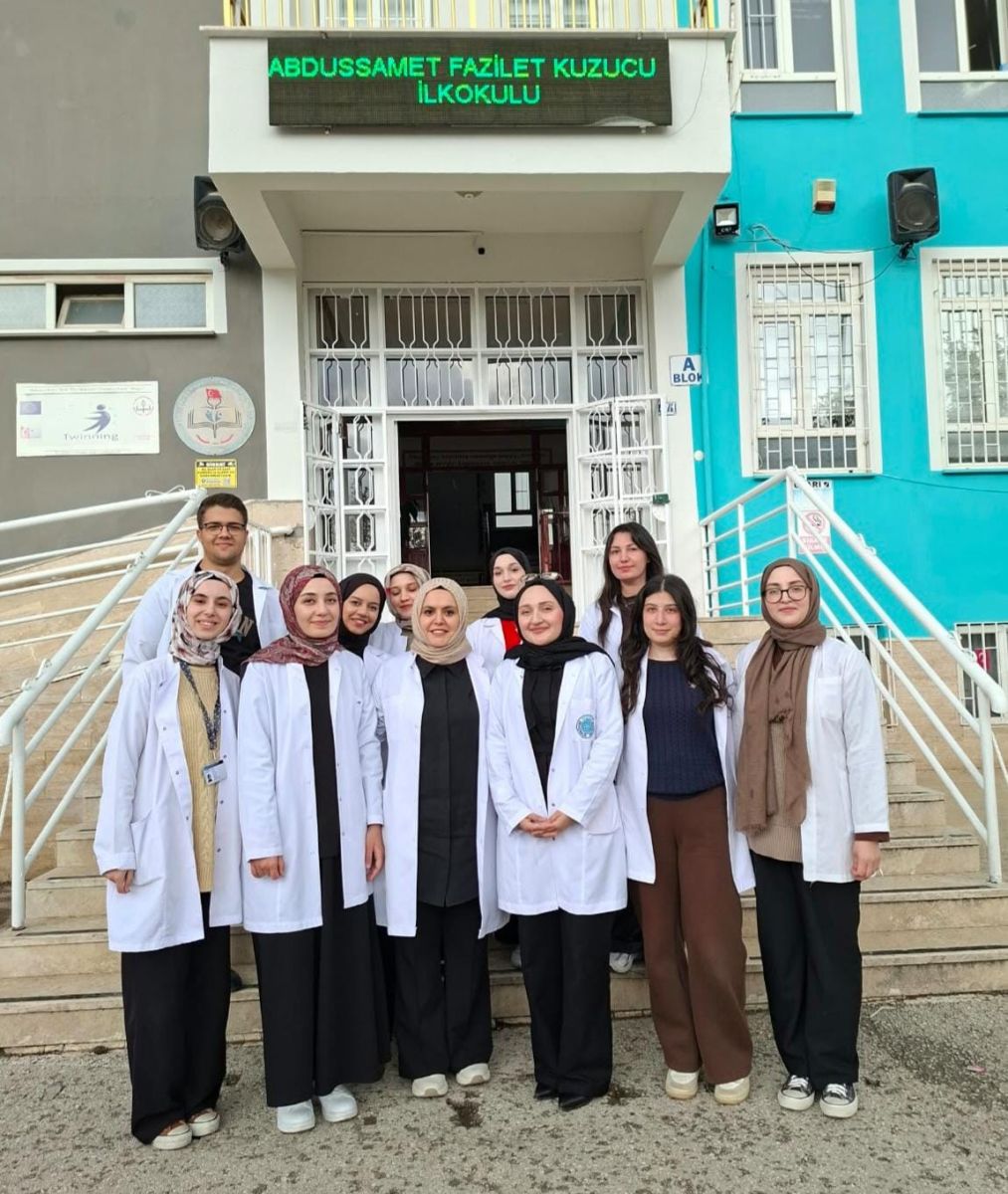 Hemşirelik Öğrencileri ve AFAD İş Birliğiyle İlkokulda Afet Farkındalığı ve Tahliye Tatbikatı Gerçekleştirildi