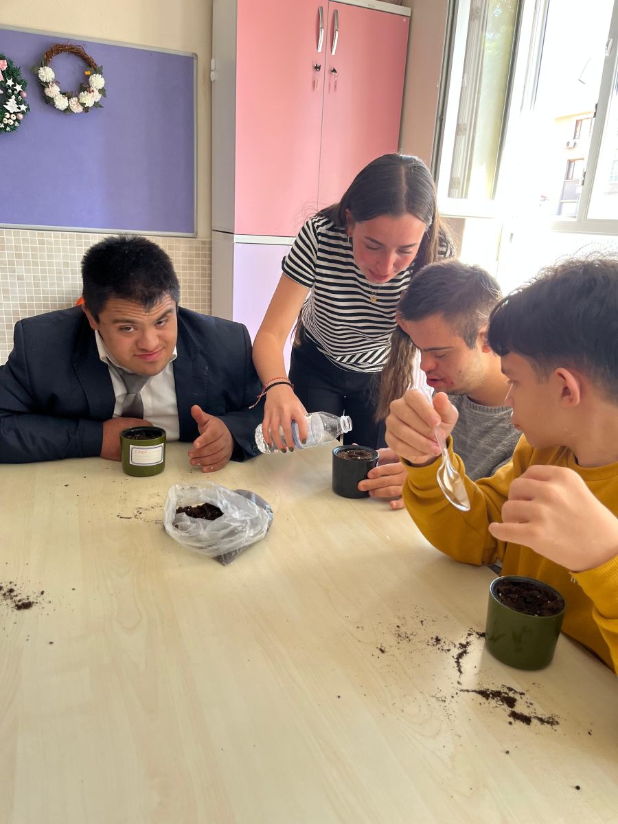 Öğrencilerimiz “15 Ekim Dünya Beyaz Baston Görme Engelliler Günü” kapsamında farkındalık etkinliği gerçekleştirdiler.