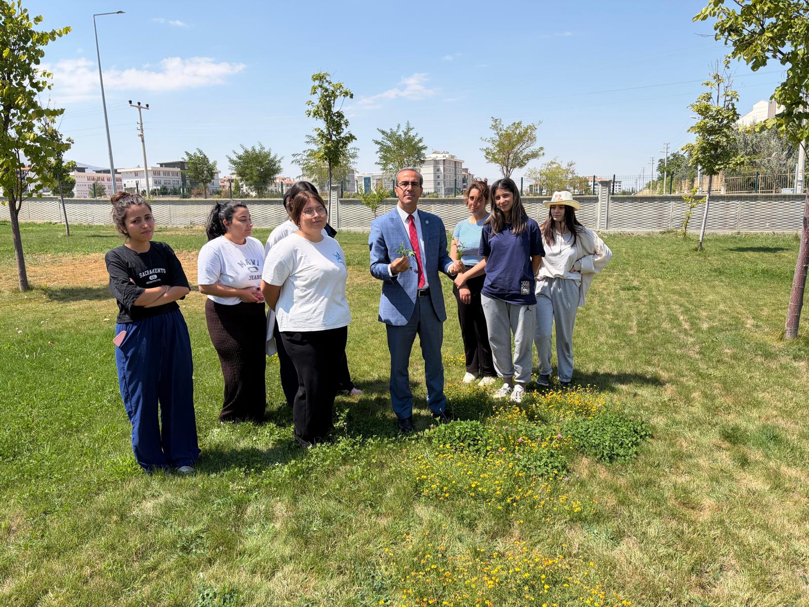 Dekanımız Fakültemiz Stajyer Öğrencileriyle Sahada Bir Araya Geldi