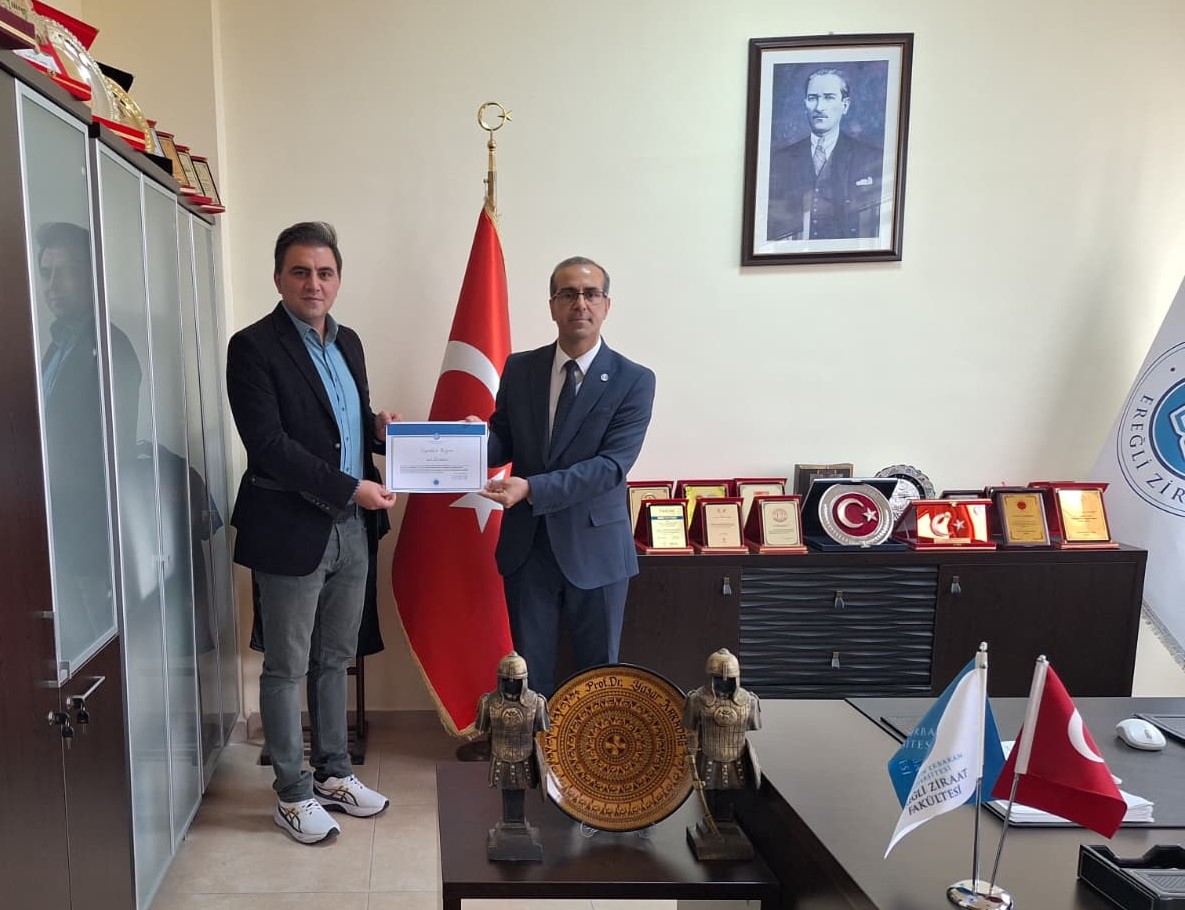 Dekanımızdan Doç. Dr. Aras Türkoğlu’na Teşekkür Belgesi