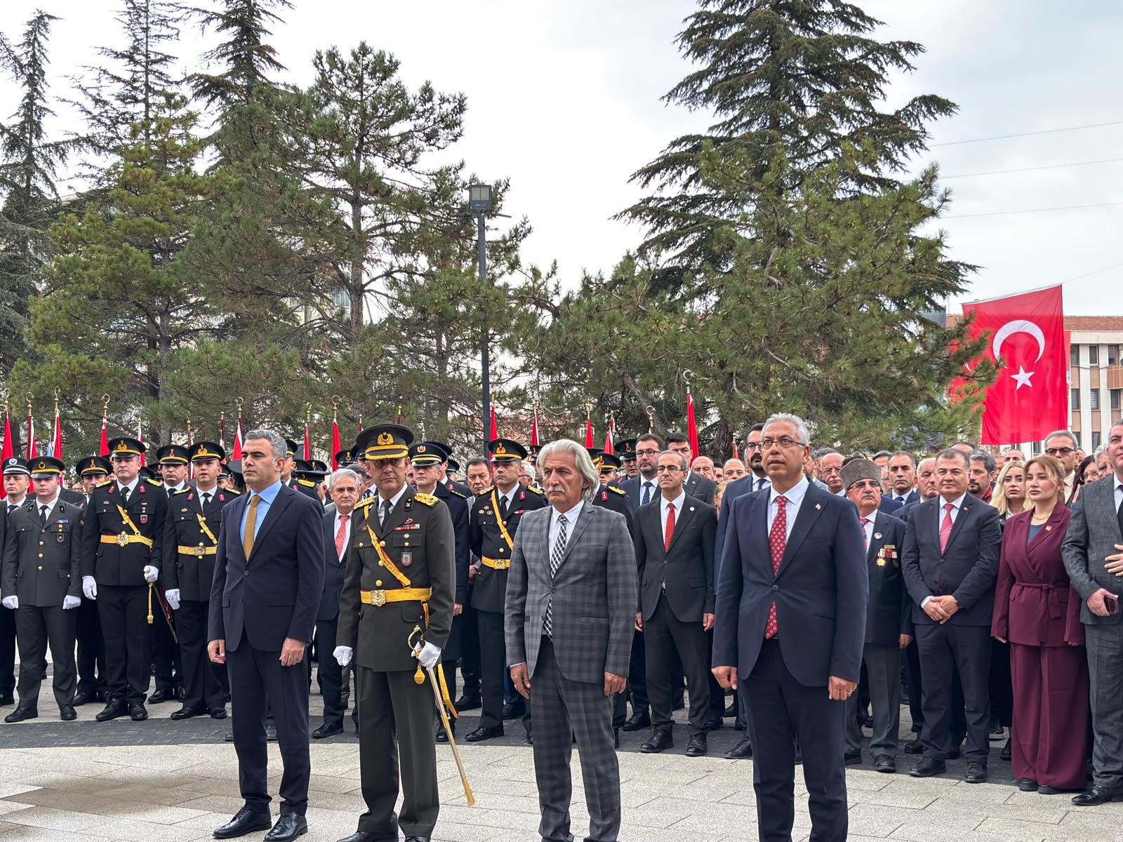 Dekanımız, 29 Ekim Cumhuriyet Bayramı Çelenk Sunma Törenine Katıldı