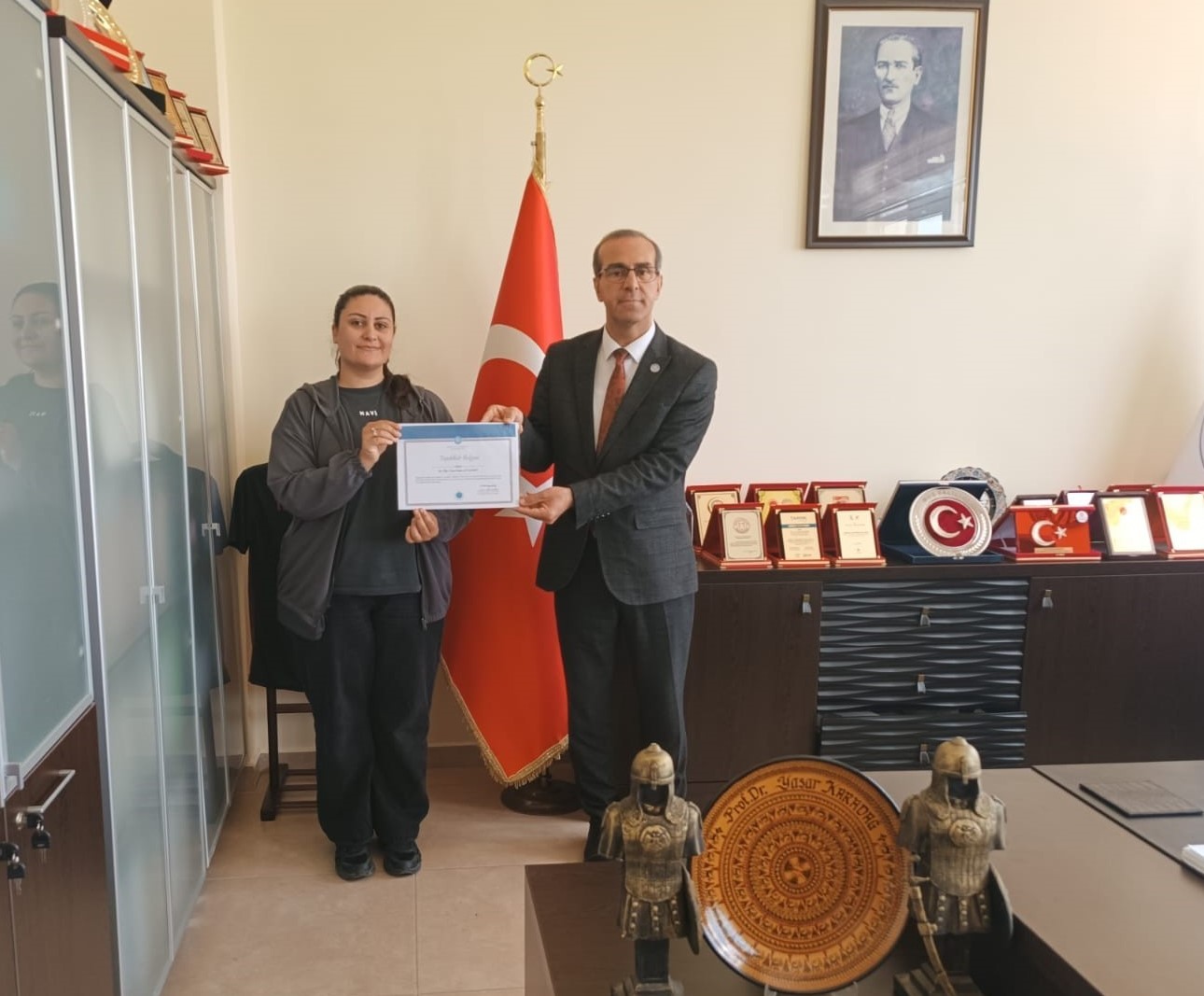 Dekanımızdan Dr. Öğr. Üyesi Seda Günaydın’a Teşekkür Belgesi