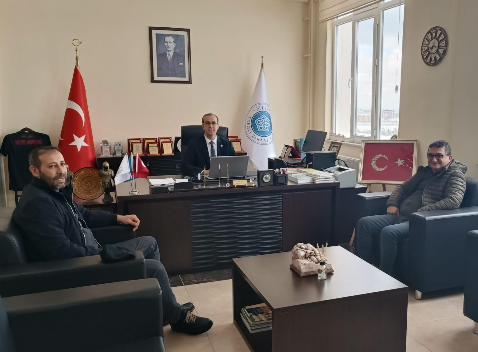 Doğu Akdeniz Tarımsal Araştırma Enstitüsü Önceki Müdürü ve Kuran Tarım İşletmesi Sahibinden Dekanımıza Ziyaret