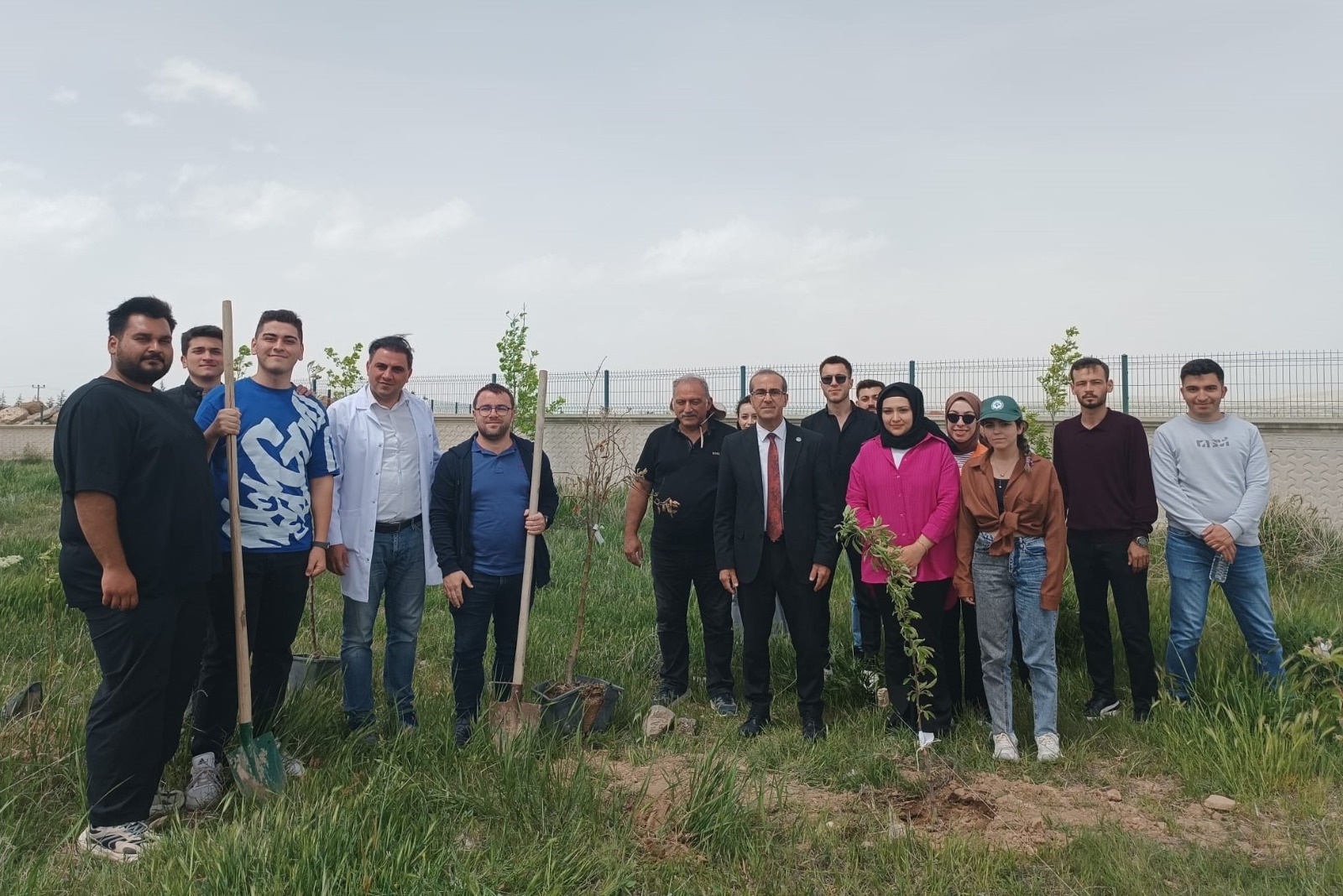 Fakültemiz Uygulama ve Deneme Alanına Elma Fidanlarının Dikimi Yapıldı