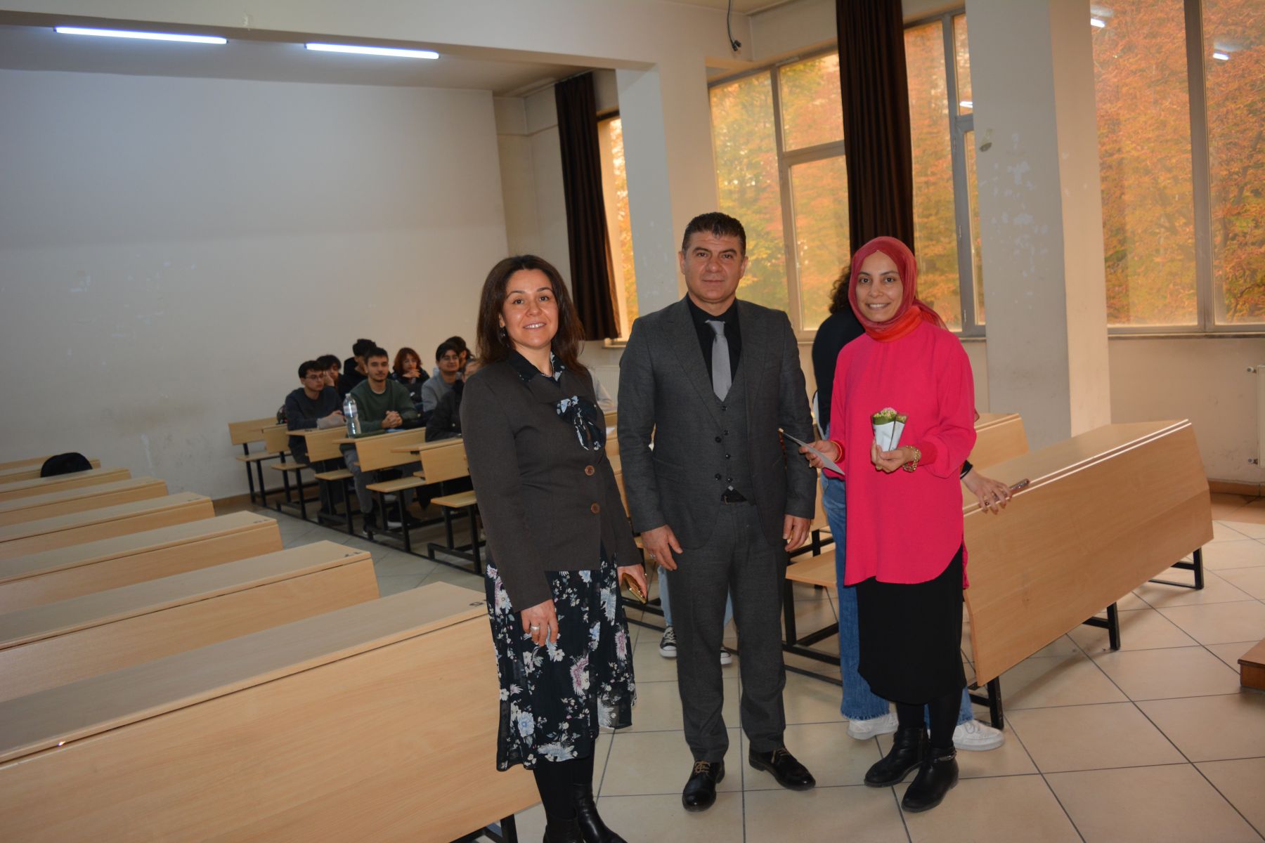 Fakültemizde,Geleceğin Öğretmenlerini Yetiştiren Eğitimcilerimize 24 Kasım Kutlaması ve Çiçek Takdimi Gerçekleştirildi