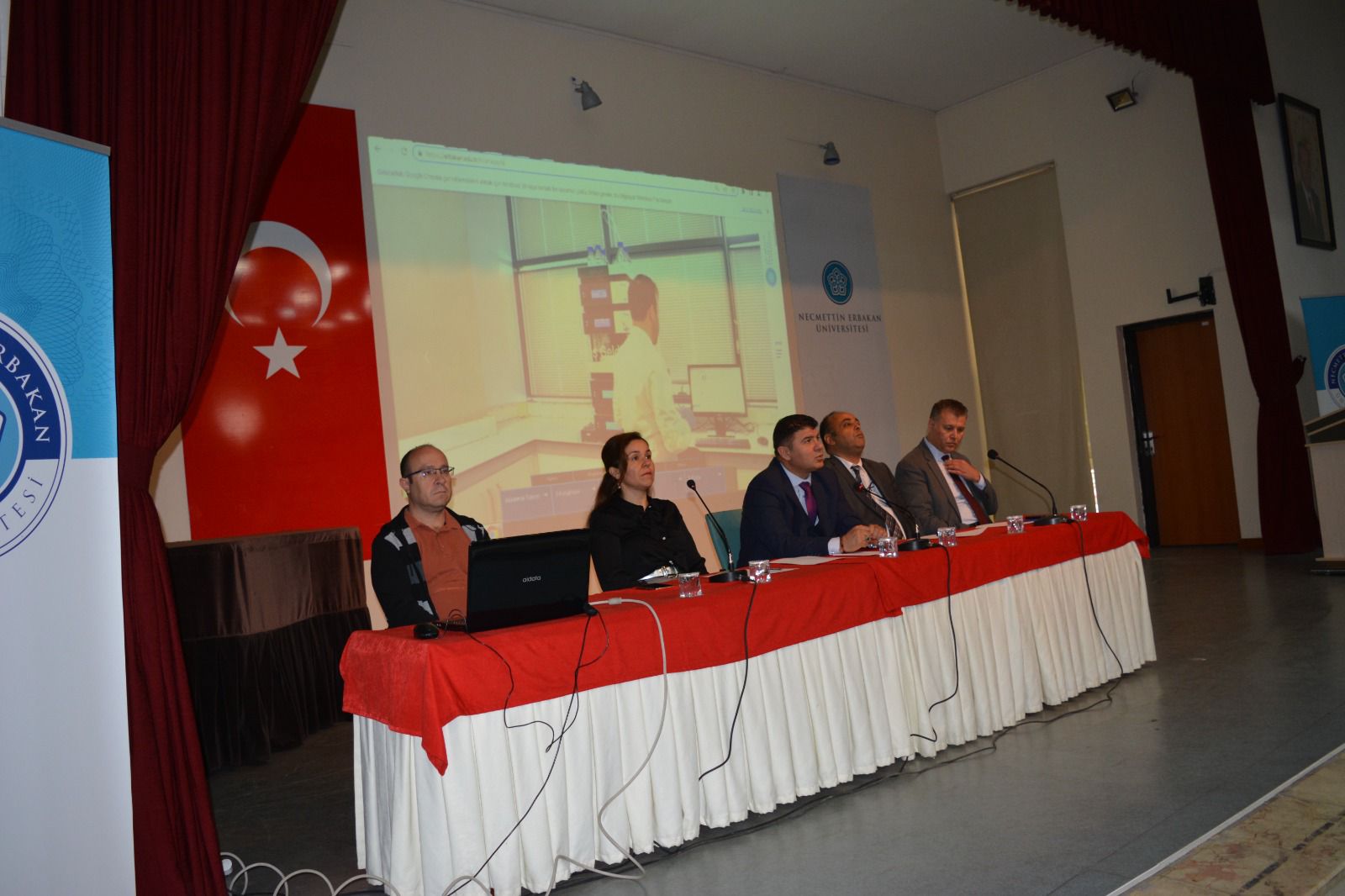 Fakültemize yeni yerleşen öğrencilerimize "Oryantasyon Egitimi" Prof. Dr. Erol GÜNGÖR konferans salonunda  düzenlenmiştir.