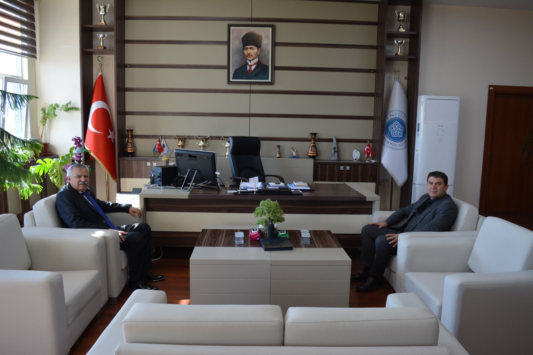 AK Parti Konya Milletvekili Latif SELVİ, Dekanımız Prof. Dr. Mürsel BİÇER’i makamında ziyaret etti.