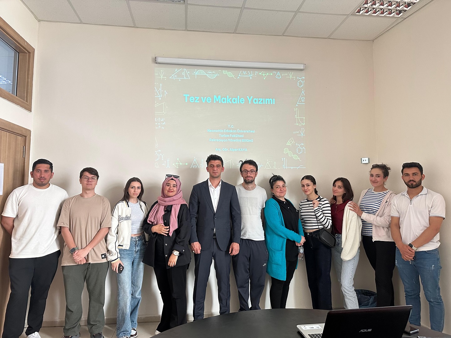 “Bilimsel Araştırmaya Giriş” ve “Tez ve Makale Yazımı” Eğitimleri