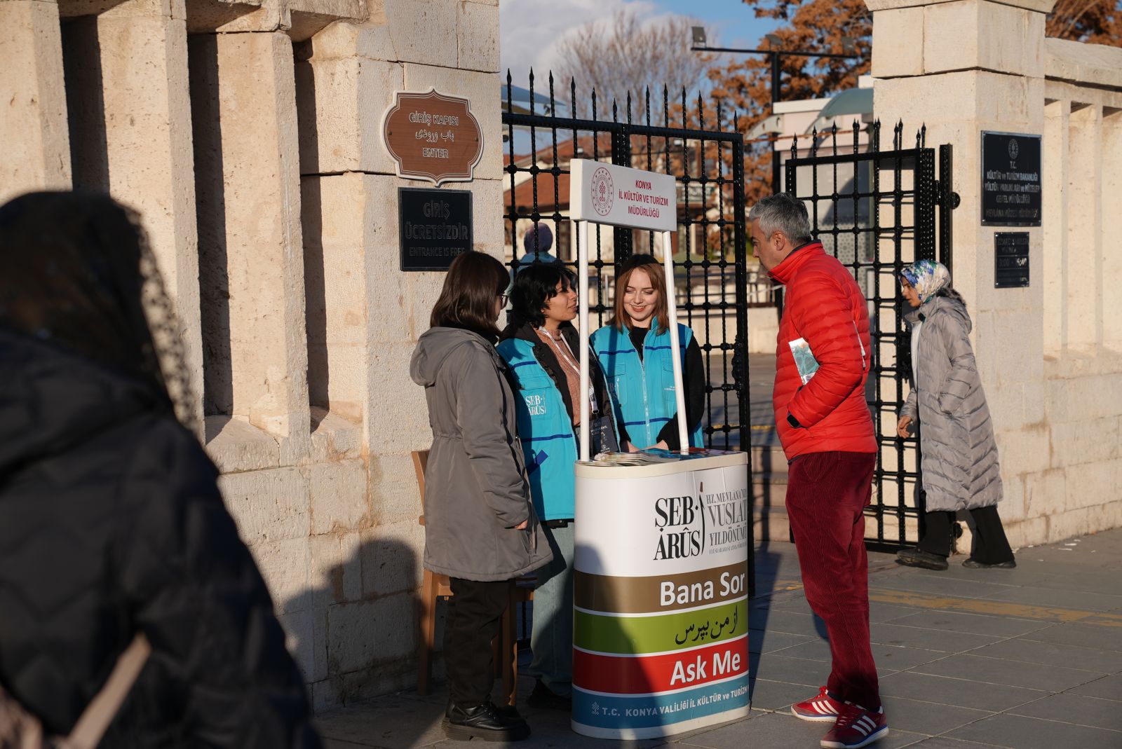 Konya'ya Gelen Mevlana Dostlarına "Bana Sor" Ekibi Rehber Oluyor