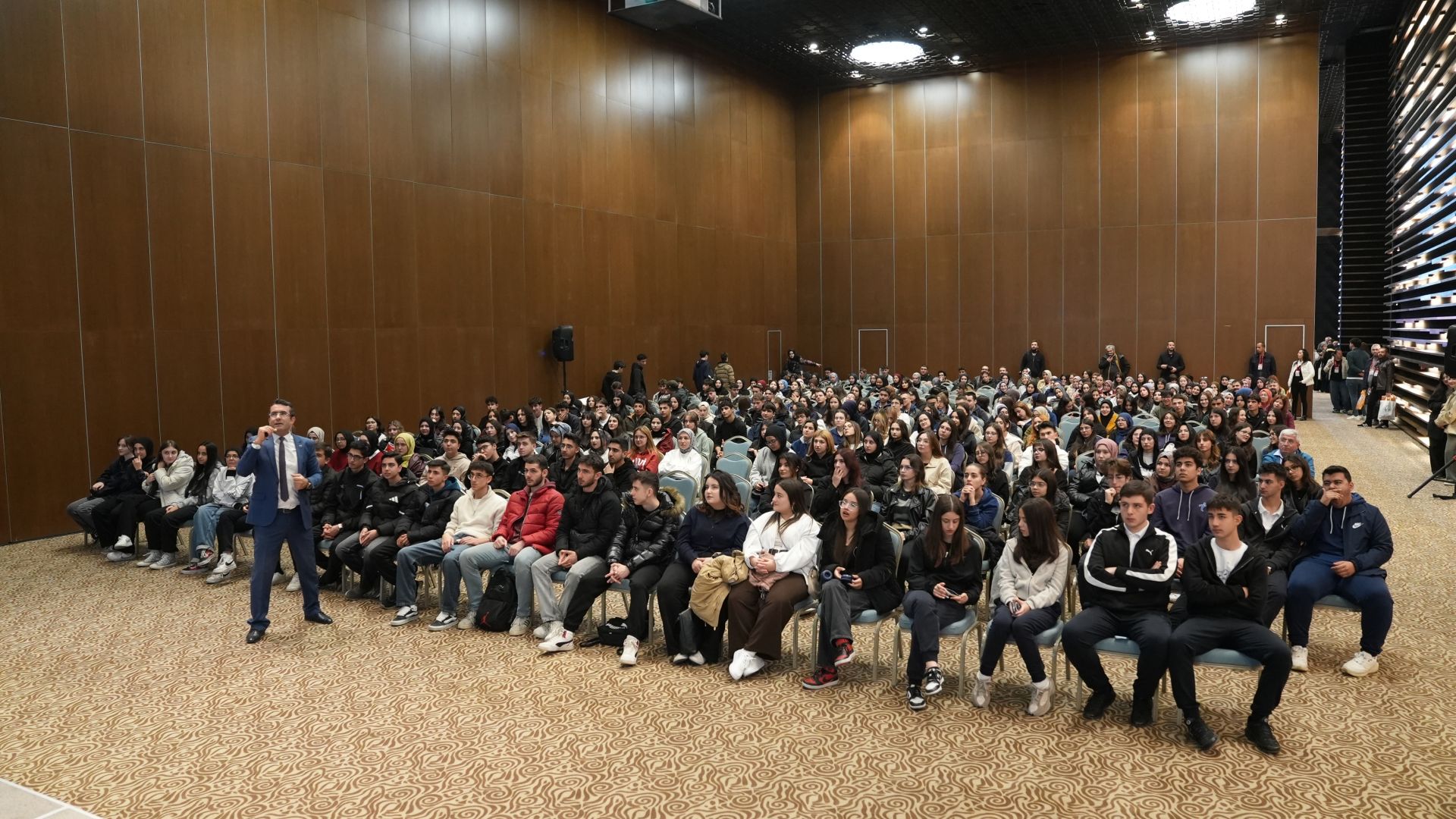 Öğretim Üyemiz Dr. Ali Bozgedik’ten YKS’ye Hazırlanan Öğrencilere Yol Gösterici Seminer