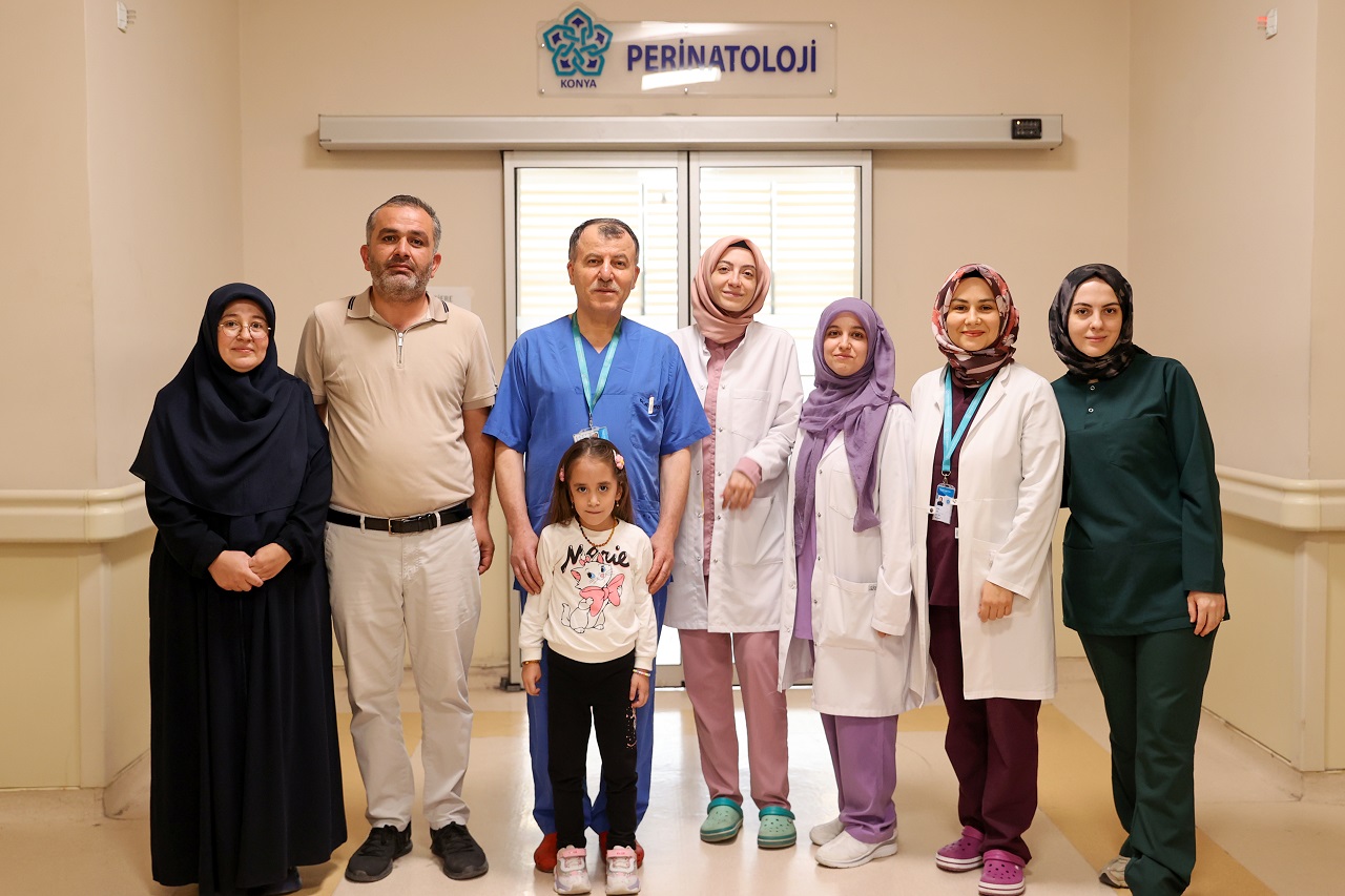Üniversitemiz Tıp Fakültesi Hastanesinde Anne Karnında 3 Milimetrelik Damardan 6 Kez Kan Verilen Bebek Sağlıklı Doğdu
