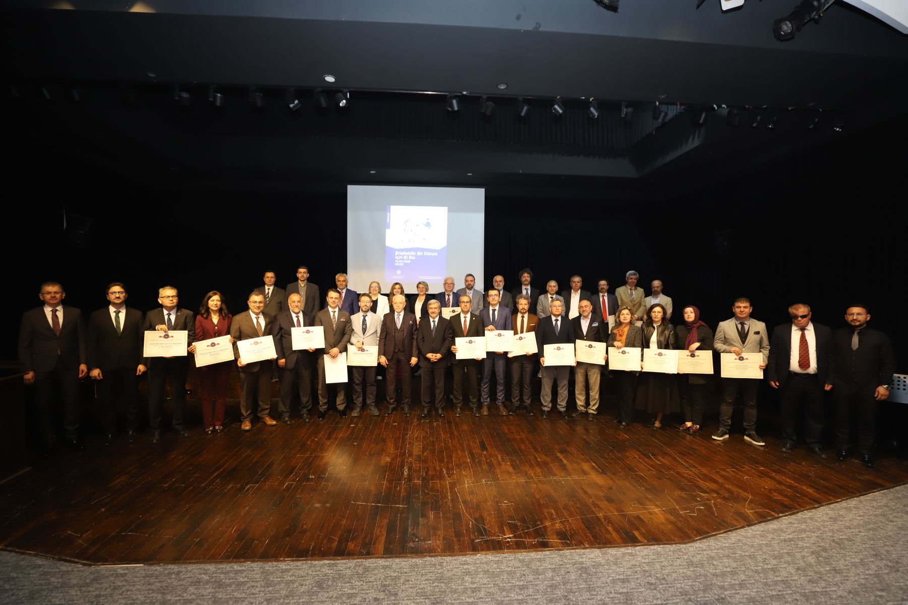 Üniversitemizin Engelsiz Üniversite Başarısı Bayrak Teslim Töreni ile Taçlandı