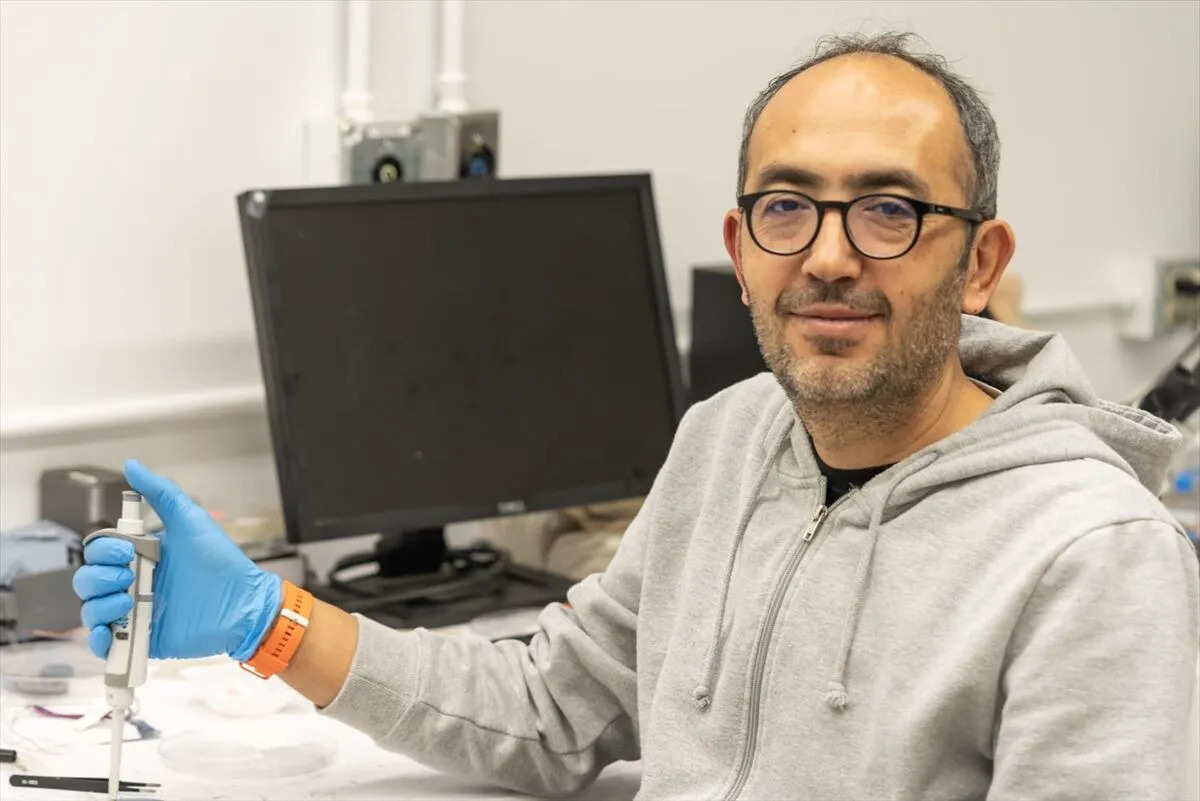 Üniversitemiz Öğretim Üyesi Prof. Dr. Bünyamin Şahin’in Yürütücüsü Olduğu Proje ile Ter ve Nemden Enerji Üretebilen Batarya Geliştirildi
