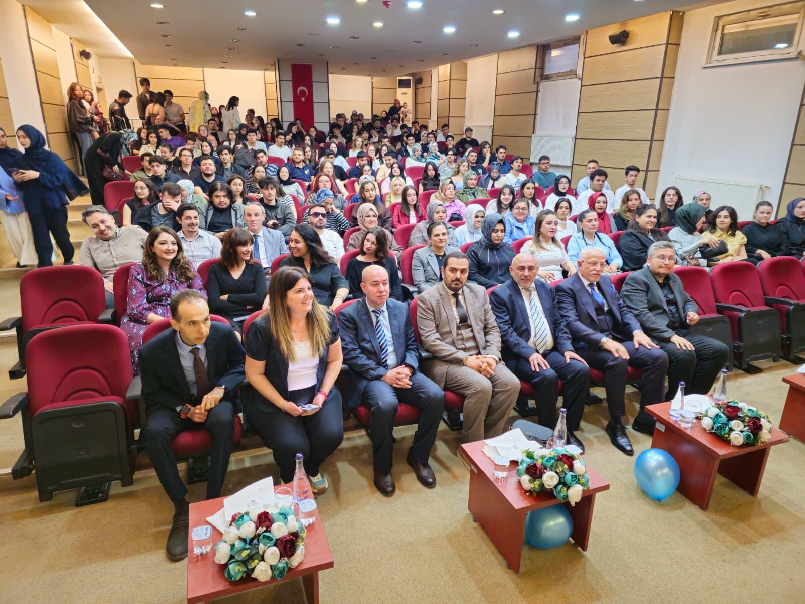 İngilizce, Almanca ve Arapça hazırlık programlarının katkılarıyla düzenlenen Yıl Sonu Etkinliği, Rektörümüz Sayın Prof. Dr. Cem Zorlu’nun katılımıyla gerçekleştirildi.