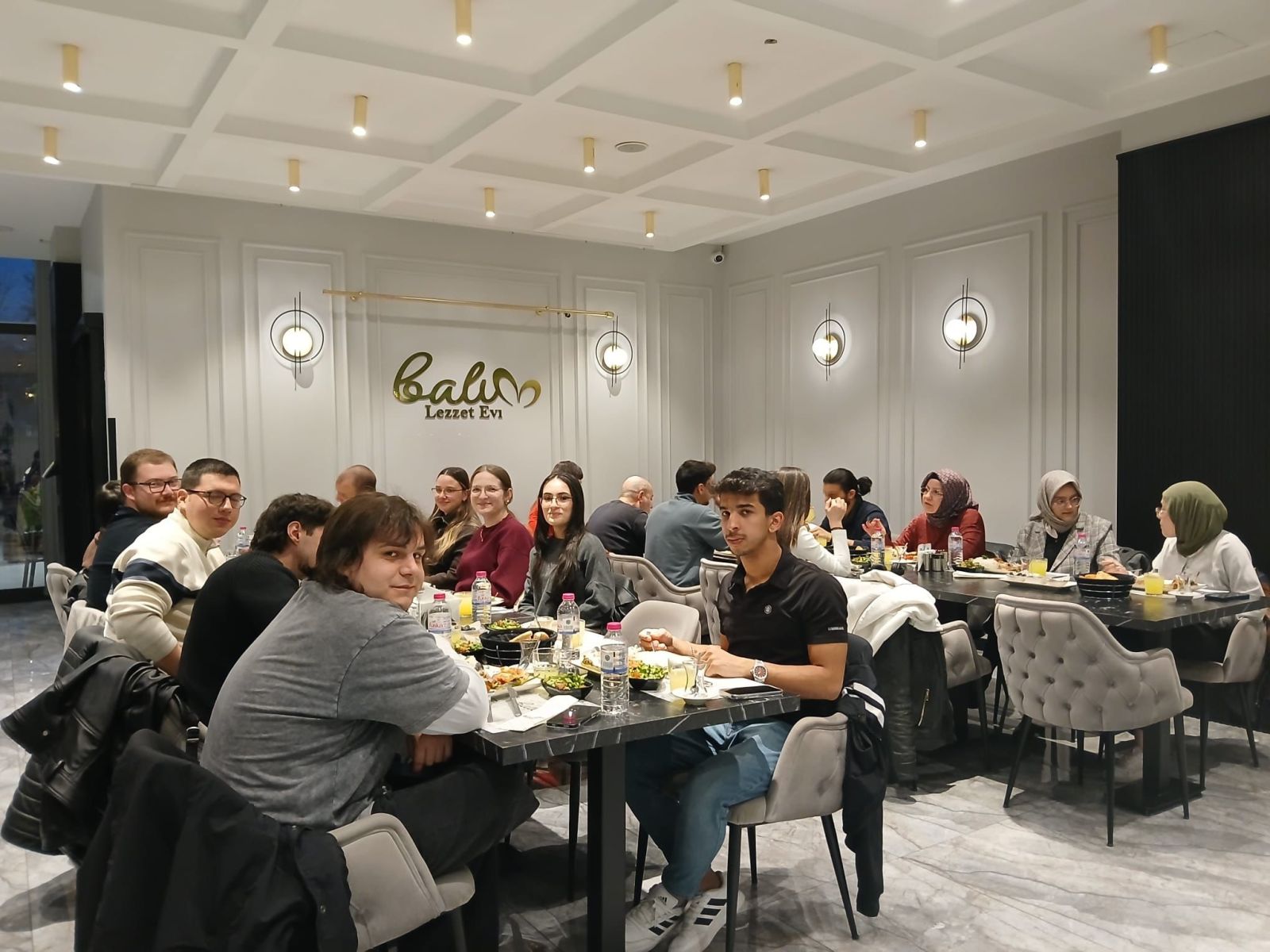 YADAM Müdürü Prof. Dr. Murat Çemrek, hazırlık sınıfı öğrenci temsilcileriyle iftar yemeğinde bir araya geldi.