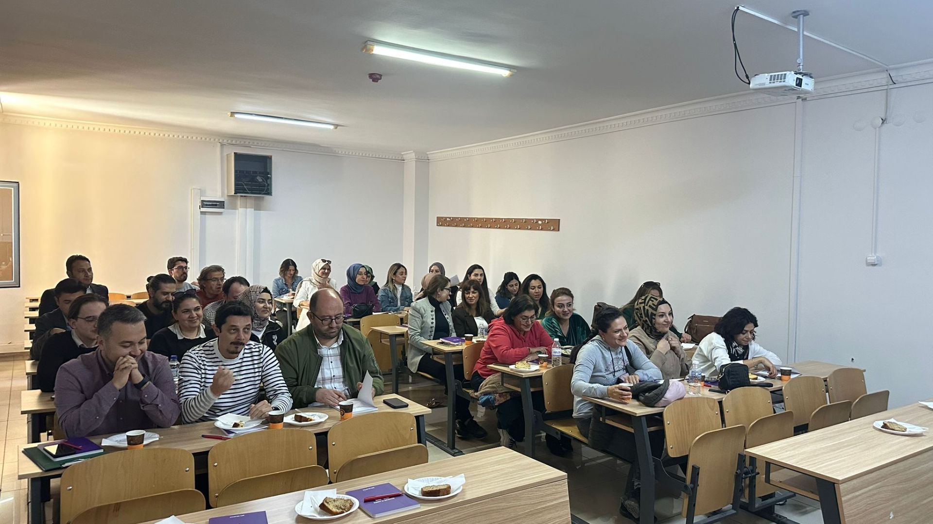 Yabancı Diller Yüksekokulu Müdürü Prof. Dr. Murat Çemrek, yüksekokulda görev yapan tüm akademik personelin katılımıyla bir eğitim-öğretim değerlendirme toplantısı düzenledi.
