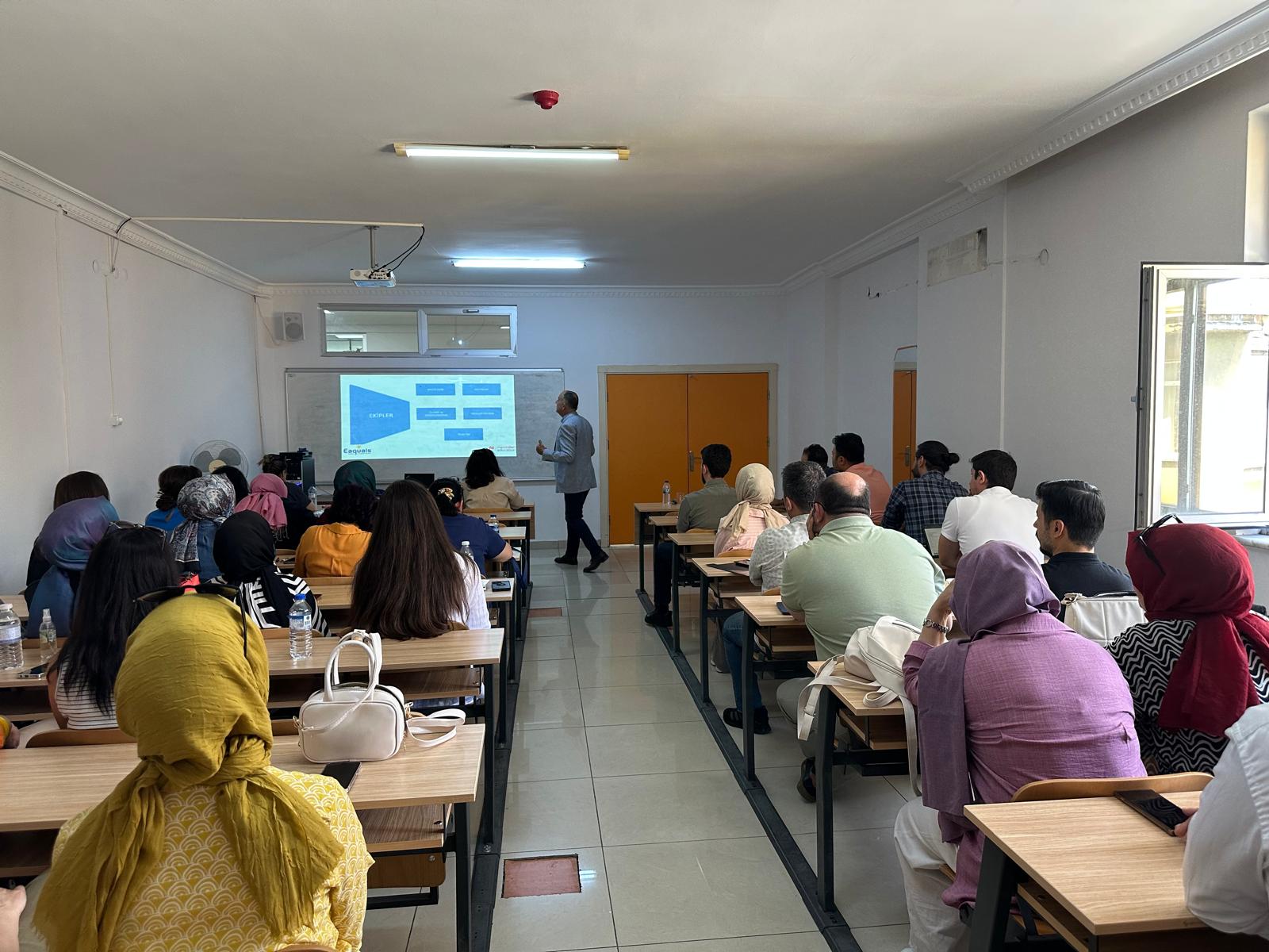 Dr. Semih İrfaner, YADAM bünyesinde görev yapan akademik kadroyla bir araya gelerek devam eden akreditasyon sürecine yönelik kapsamlı bir bilgilendirme toplantısı gerçekleştirmiştir.