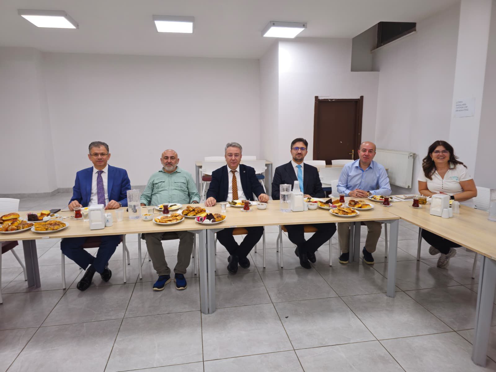YADAM’da 2025-2026 Eğitim-Öğretim Yılı Sonu Değerlendirme Toplantısı Öncesinde Kahvaltı Programı Düzenlendi