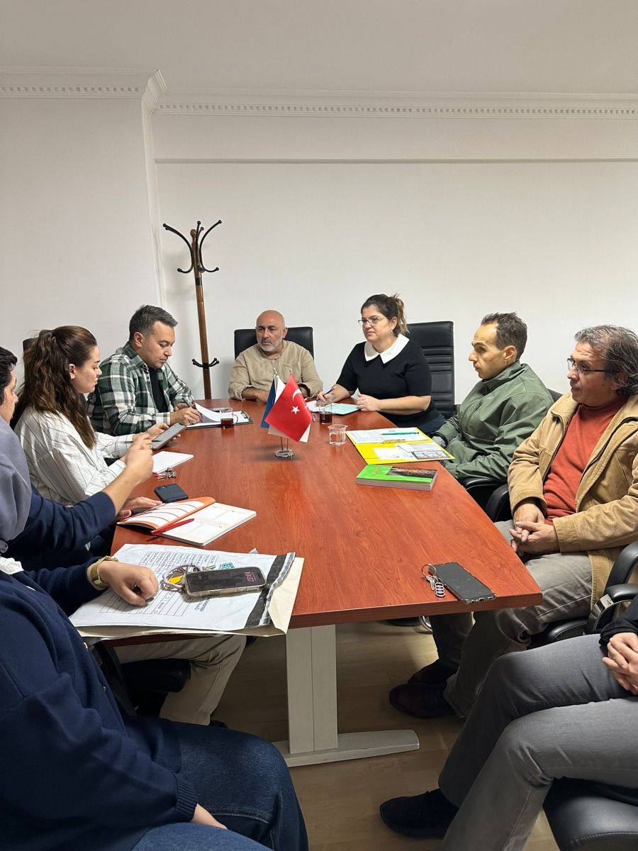 YADAM Müdürü Prof. Dr. Murat Çemrek, Sınav Komisyonu ile yaptığı toplantıda mevcut uygulamalara dair genel bir durum değerlendirmesi gerçekleştirdi.