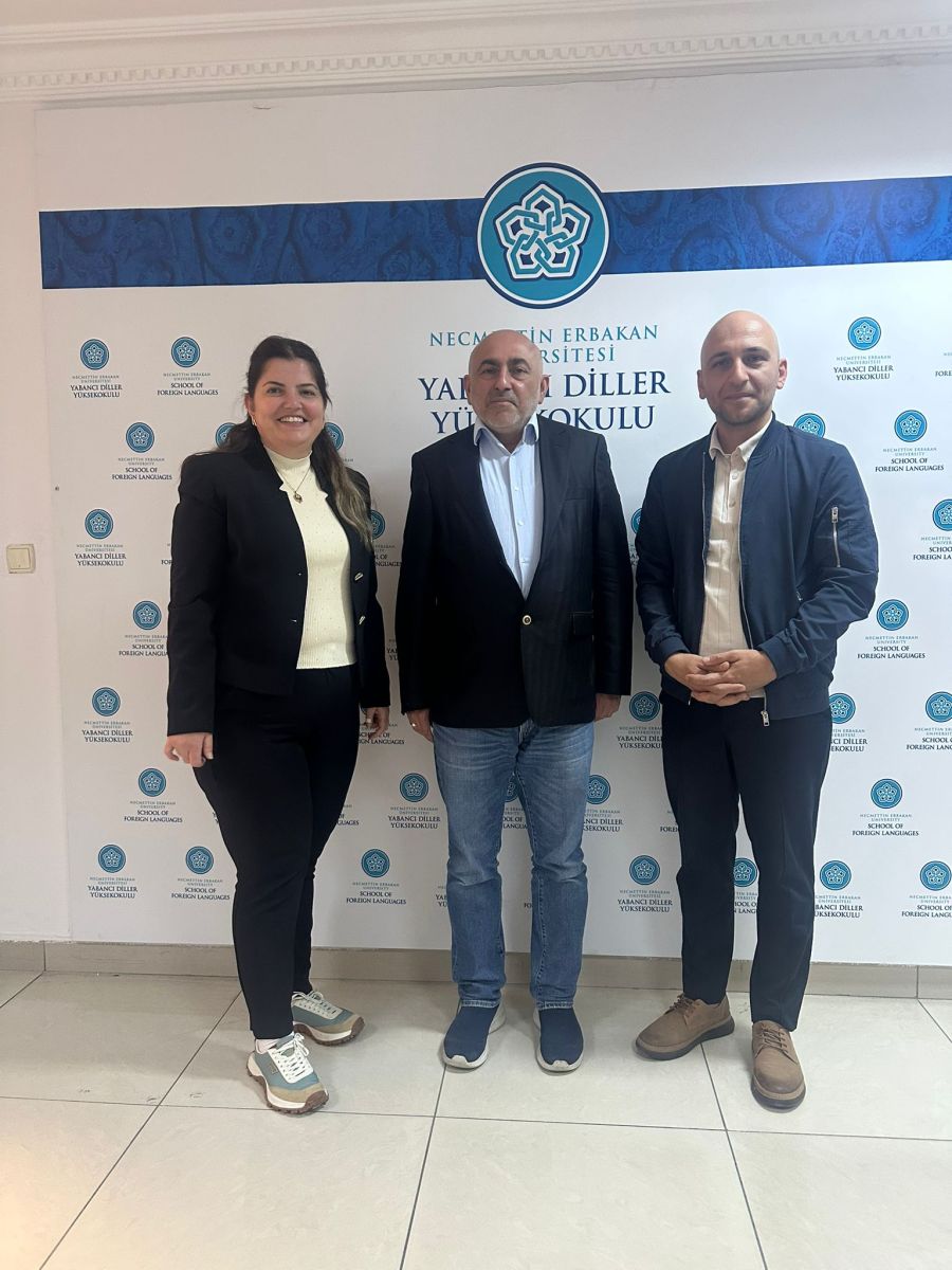 UES Yayınevi temsilcisi Ali Özcan okulumuzu ziyaret etti. Gerçekleştirilen görüşmede Okul Müdürü Prof. Dr. Murat Çemrek ve Yabancı Diller Bölüm Başkanı Dr. Öğr. Üyesi Selma Durak Üğüten de hazır bulundu.