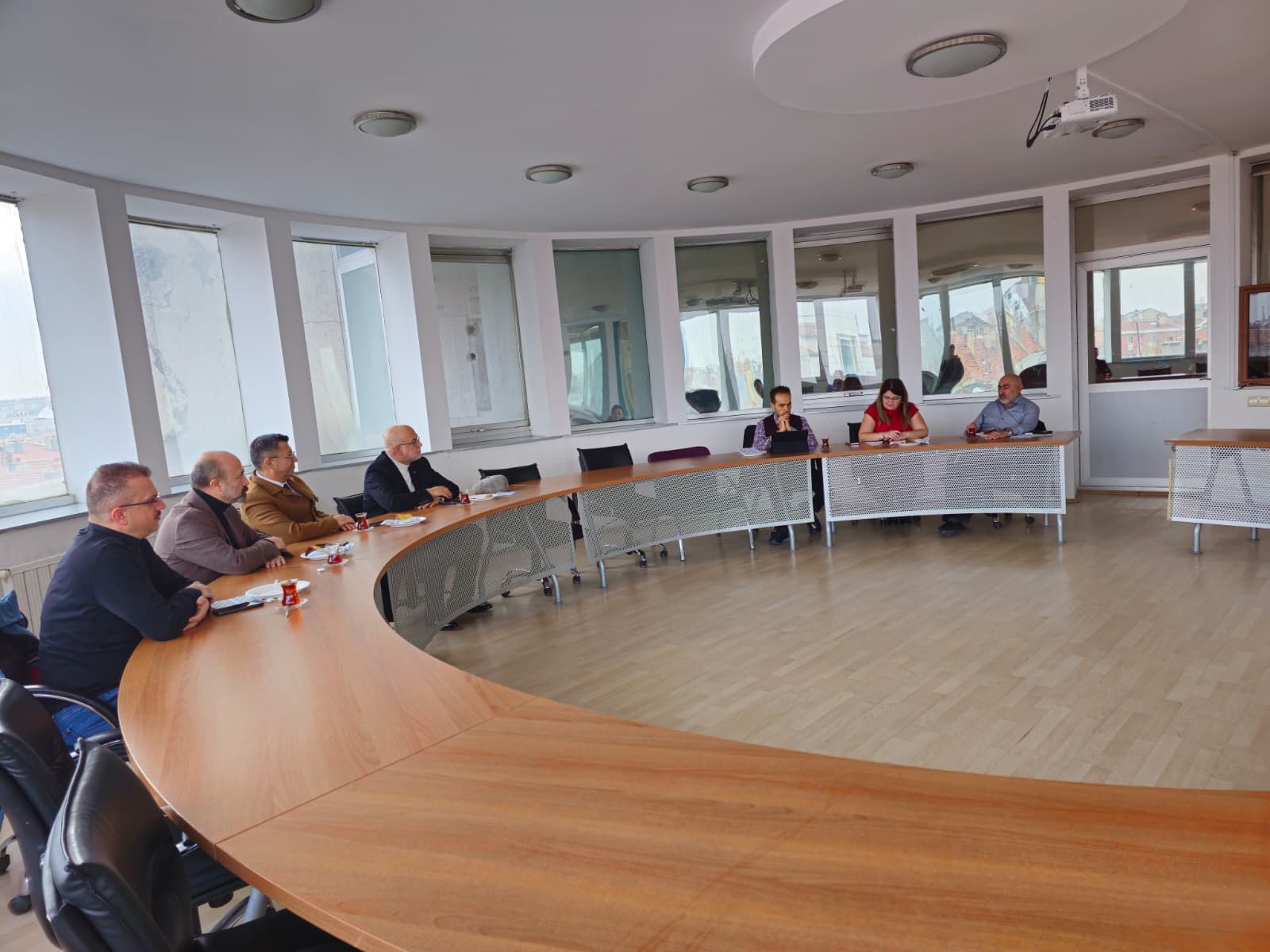 YADAM Müdürü Prof. Dr. Murat ÇEMREK, zorunlu hazırlık öğrencilerinin bağlı bulunduğu fakültelerin dekanları ve bölüm başkanlarını müdürlüğe davet ederek bir toplantı gerçekleştirmiştir.