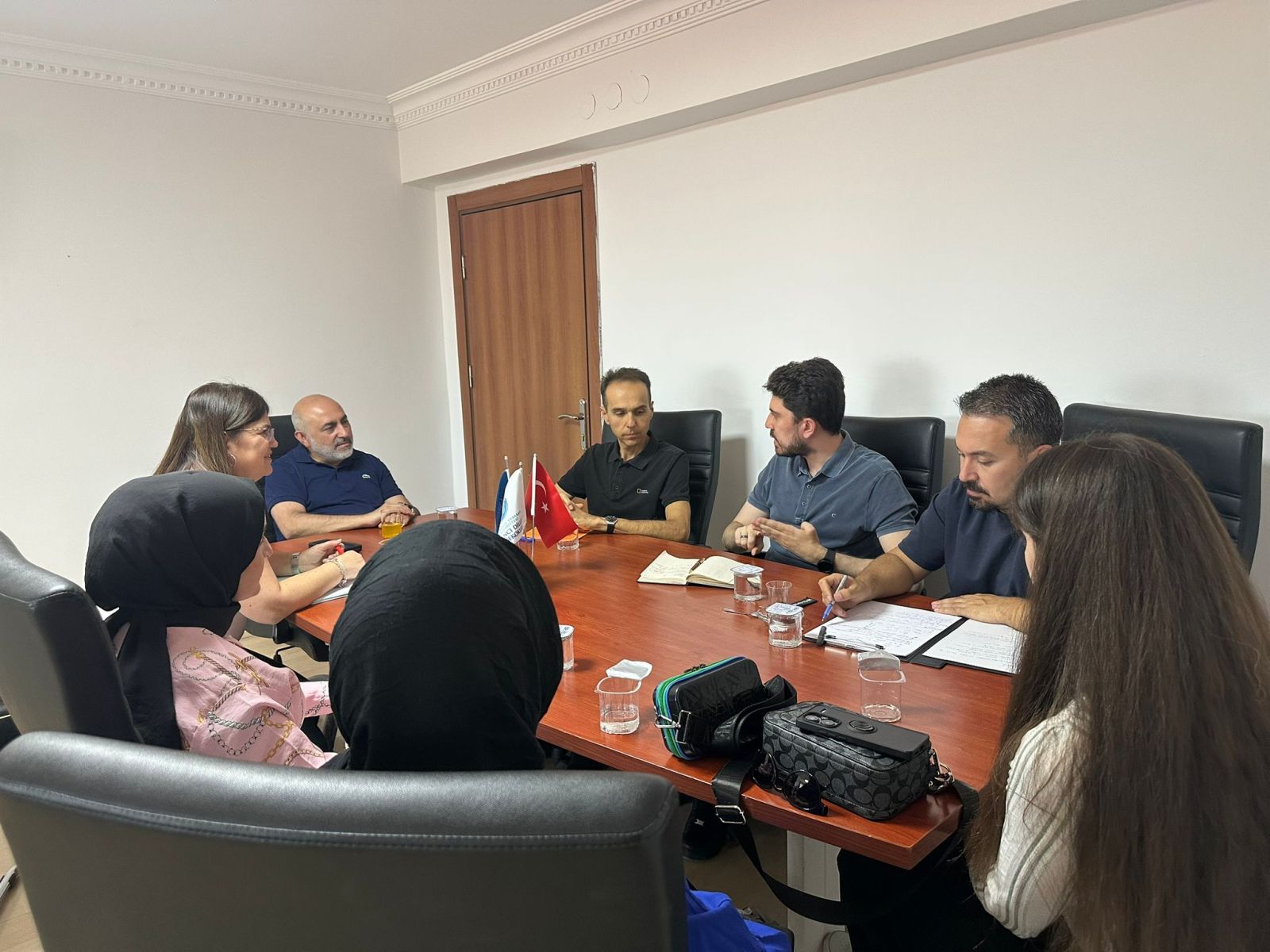 YADAM Müdürü Prof. Dr. Murat Çemrek, Materyal ve Program Geliştirme Komisyonu’nda görevli hocalarımız ile toplantı yaptı.