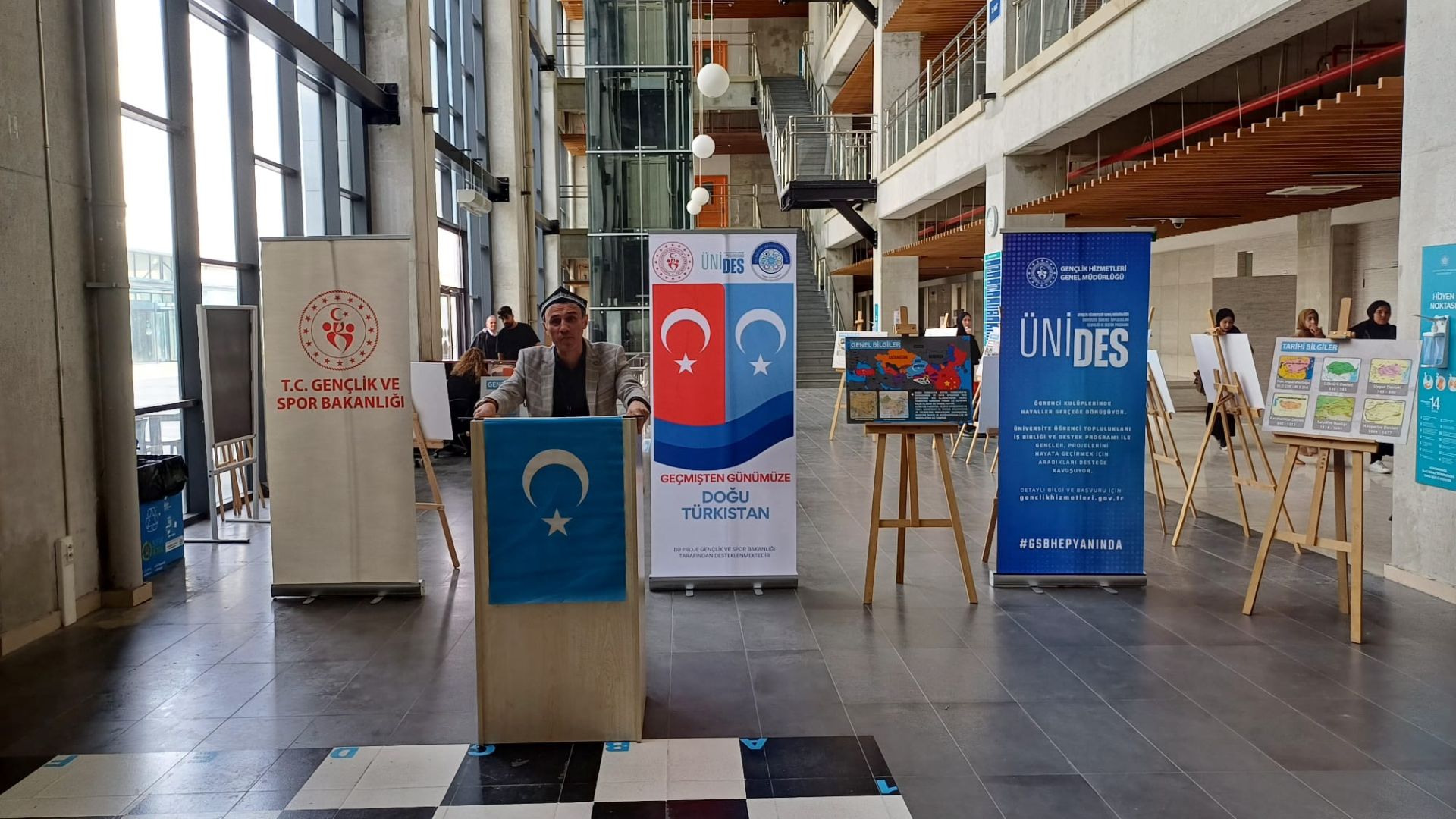 "Doğu Türkistan : Geçmişten Günümüze"