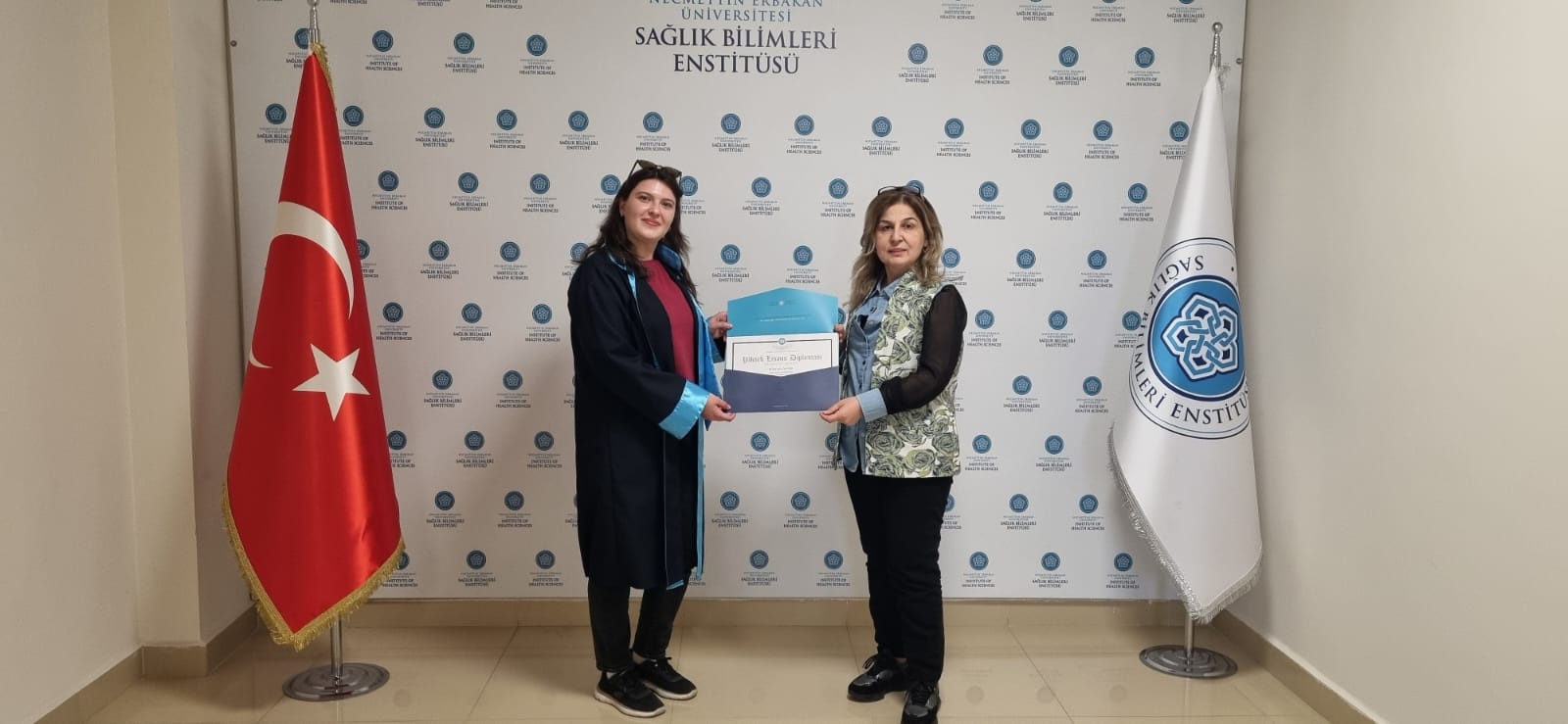 Enstitü Müdürümüzden Mezunumuza Diploma Takdimi
