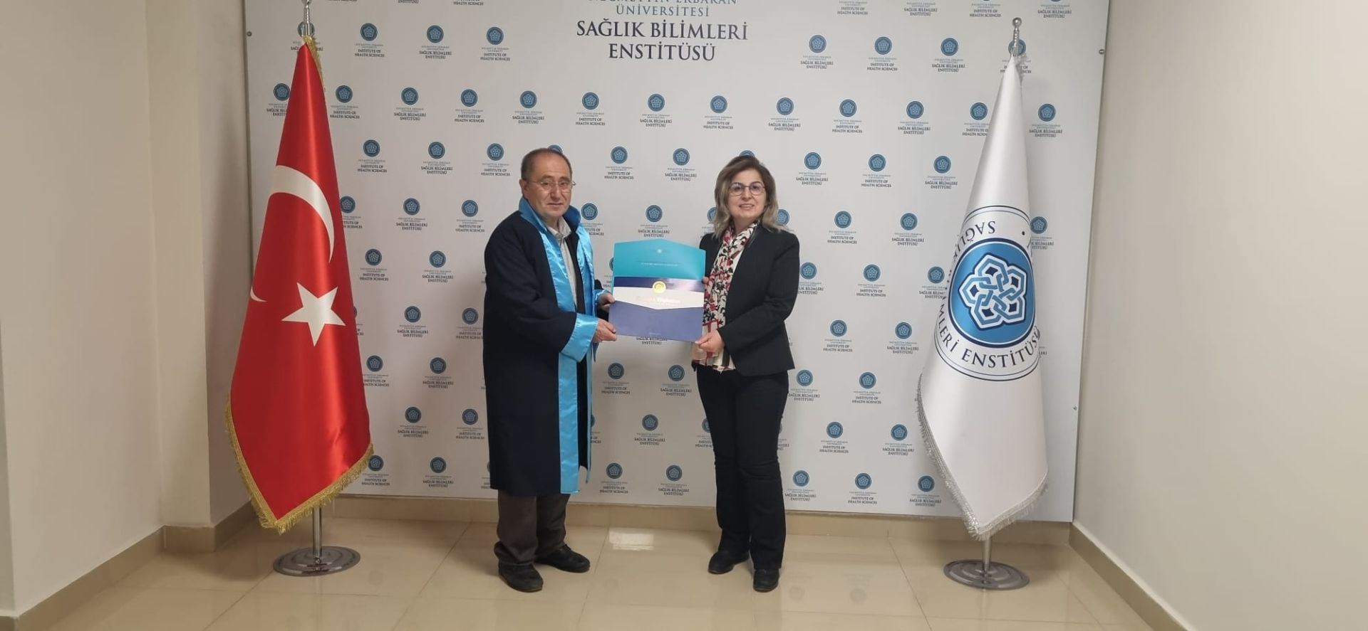 Enstitü Müdürümüzden Mezunumuza Diploma Takdimi