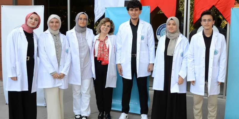 NEÜ TNecmettin Erbakan Üniversitesi Tıp Fakültesi Dönem 1 Öğrencilerinin Beyaz Önlük Giyme Töreni Gerçekleşti