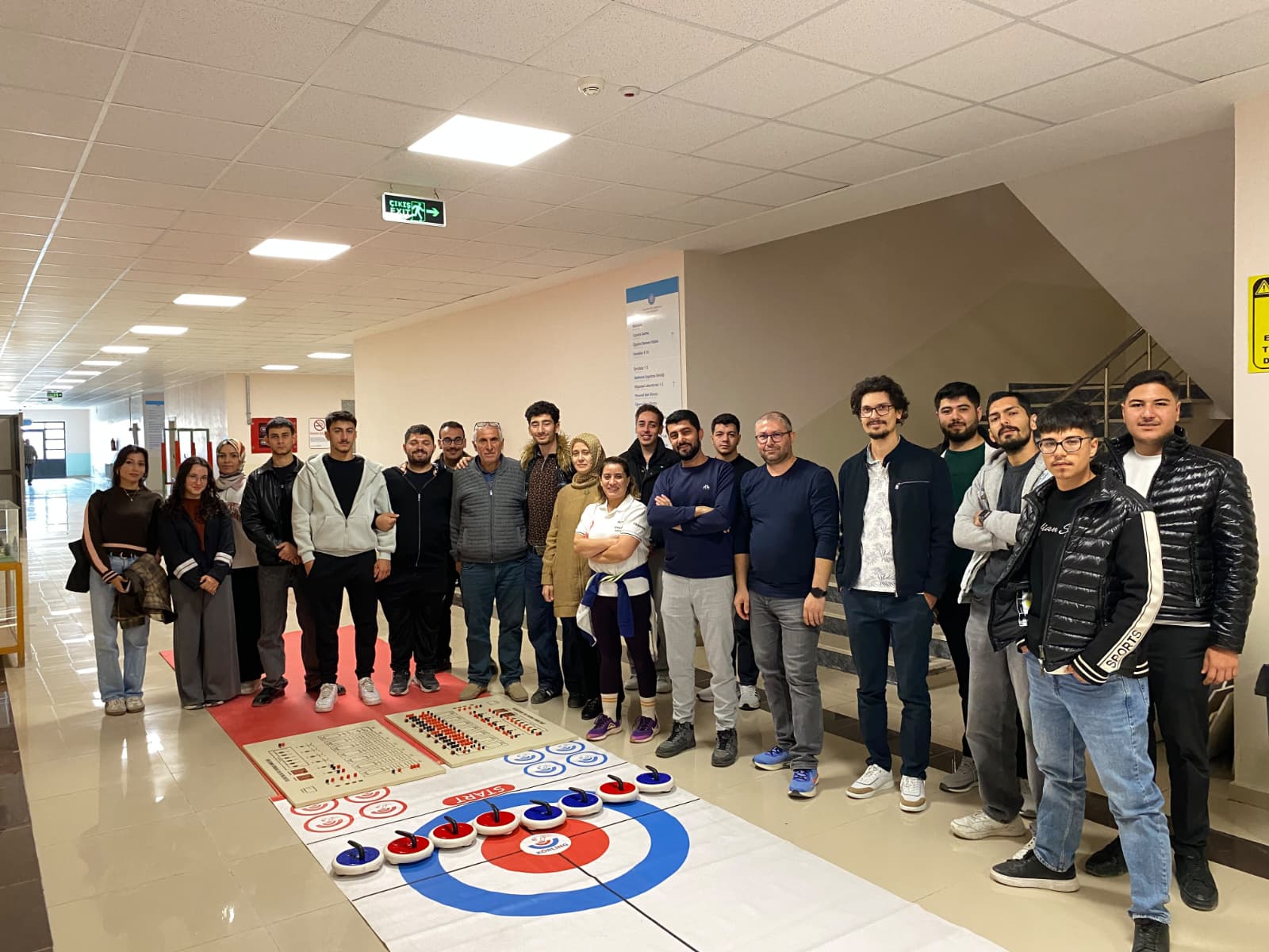 Meslek Yüksekokulumuzda 29 Ekim Cumhuriyet Bayramı Kapsamında Floor Curling Etkinliği Düzenlendi
