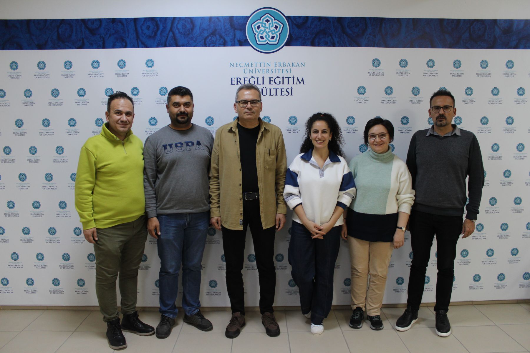 “Ecem ile Çilek Ereğli’de” etkinliğinde vantrolog Ecem Yüksel, öğrencilerle keyifli bir buluşma gerçekleştirdi.